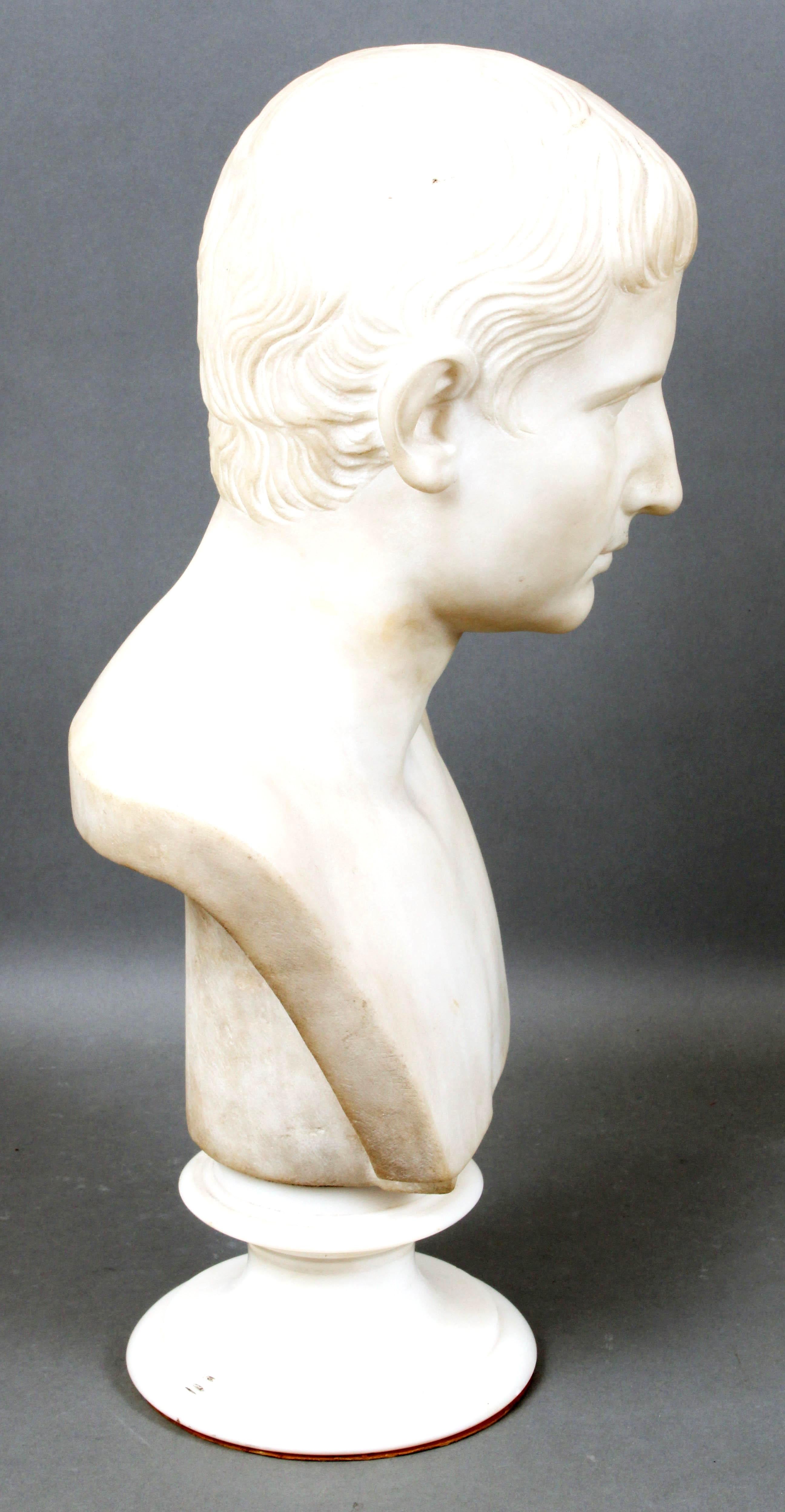 Busto in marmo bianco di Cesare Augusto del Grand Tour italiano del XIX secolo. Il busto poggia su una base rotonda in marmo bianco. Augusto era il pronipote di Giulio Cesare e il primo imperatore romano dopo la repubblica. He è una delle figure