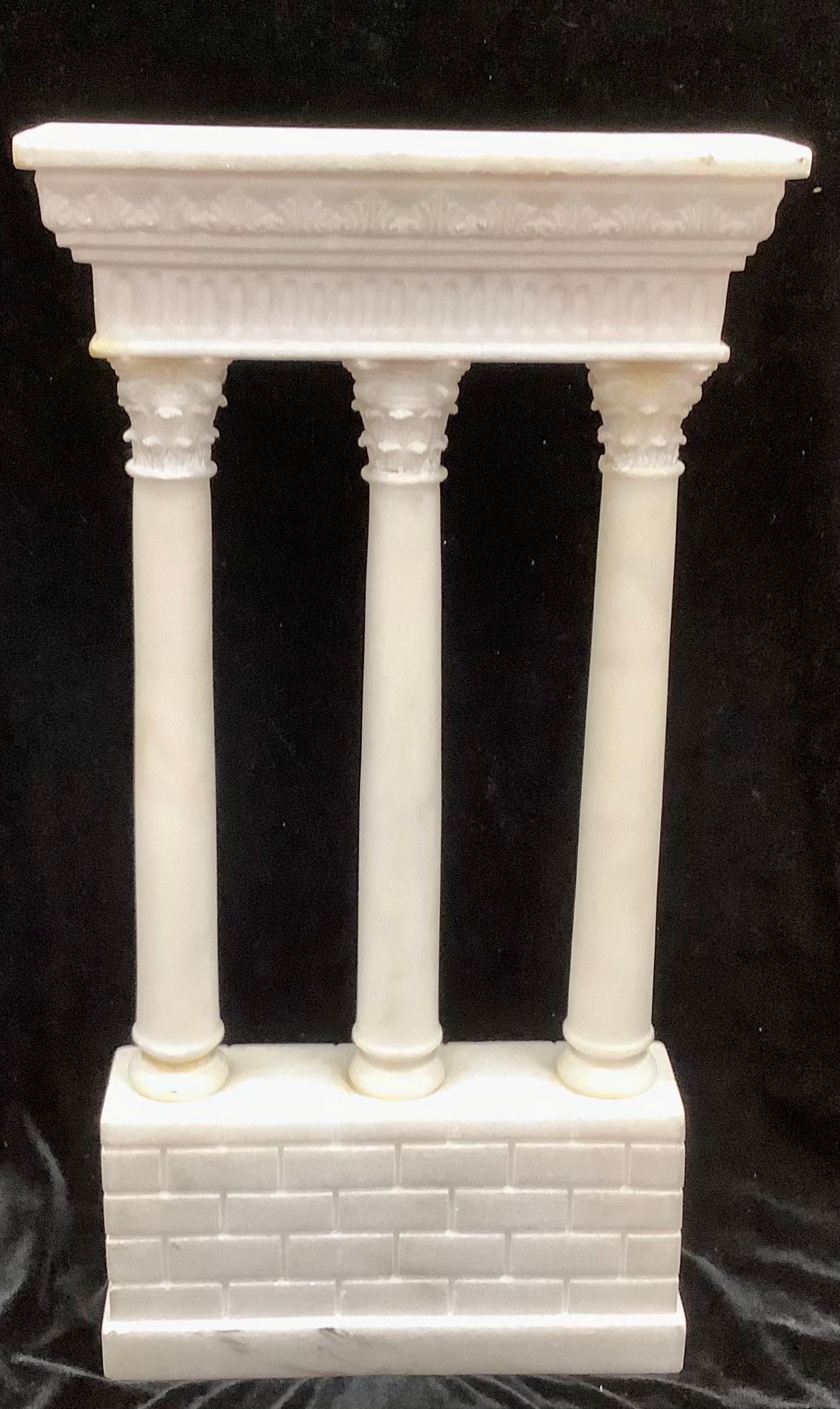 Statue originale de colonnes en marbre Victorien Grand Tour de Ruine Romaine, à collectionner absolument. 
Aux 18e et 19e siècles, l'éducation d'un gentleman n'était pas considérée comme complète tant qu'il n'avait pas fait un Grand Tour des sites