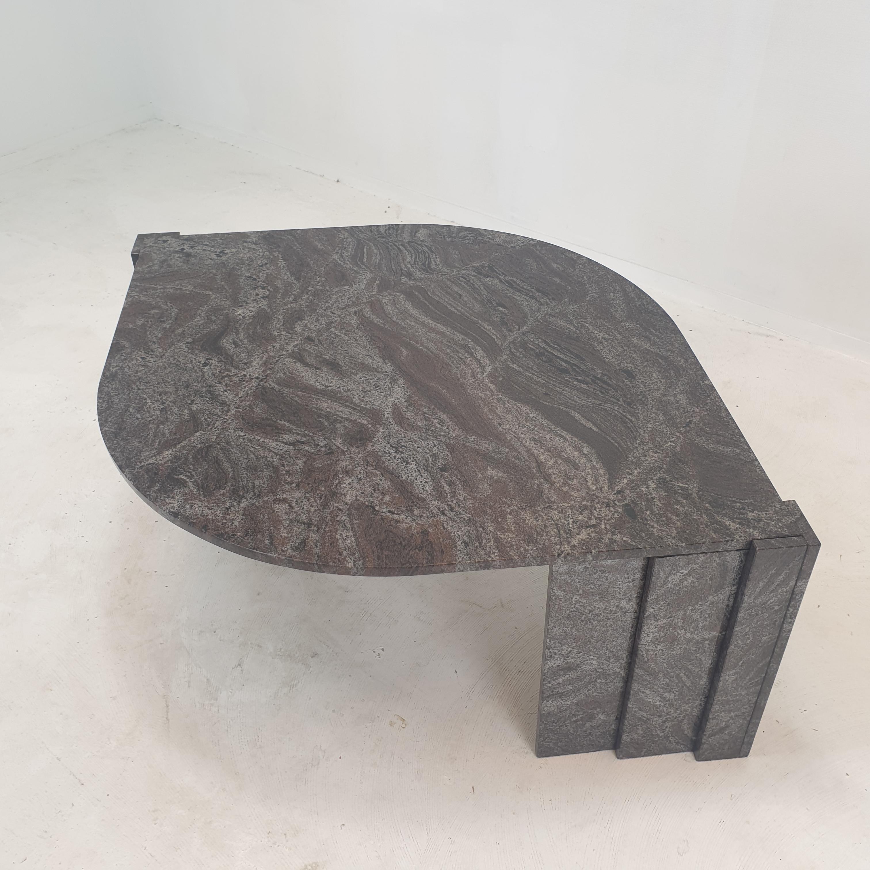 Table basse italienne en granit, années 1980 en vente 5