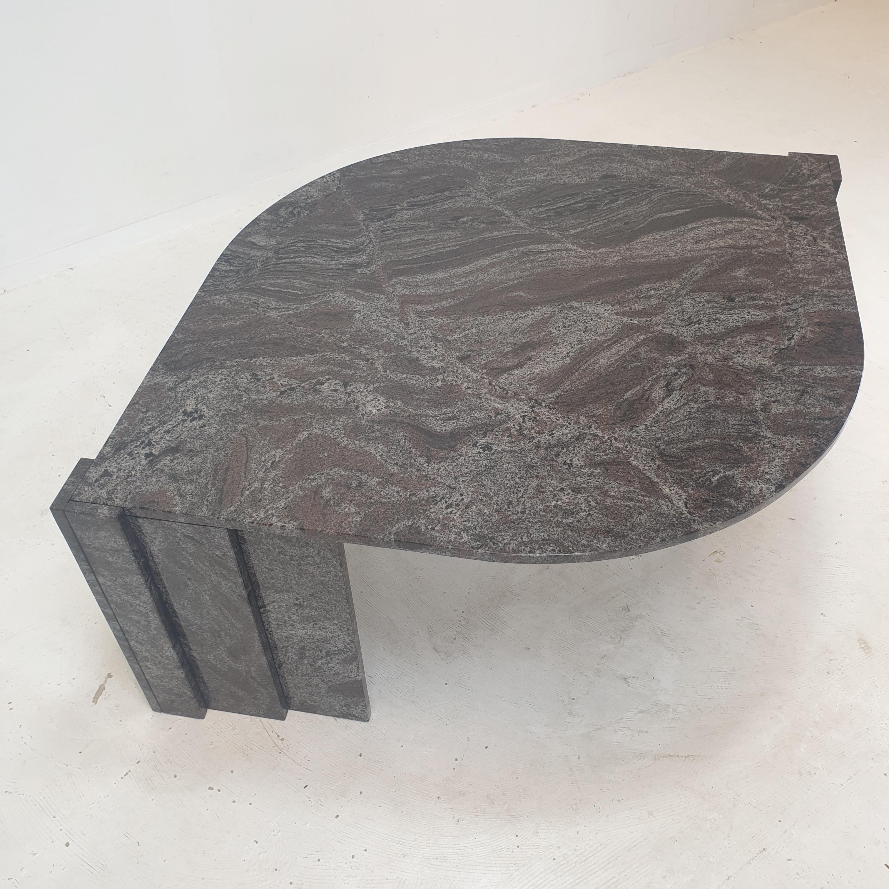 Table basse italienne en granit, années 1980 en vente 6