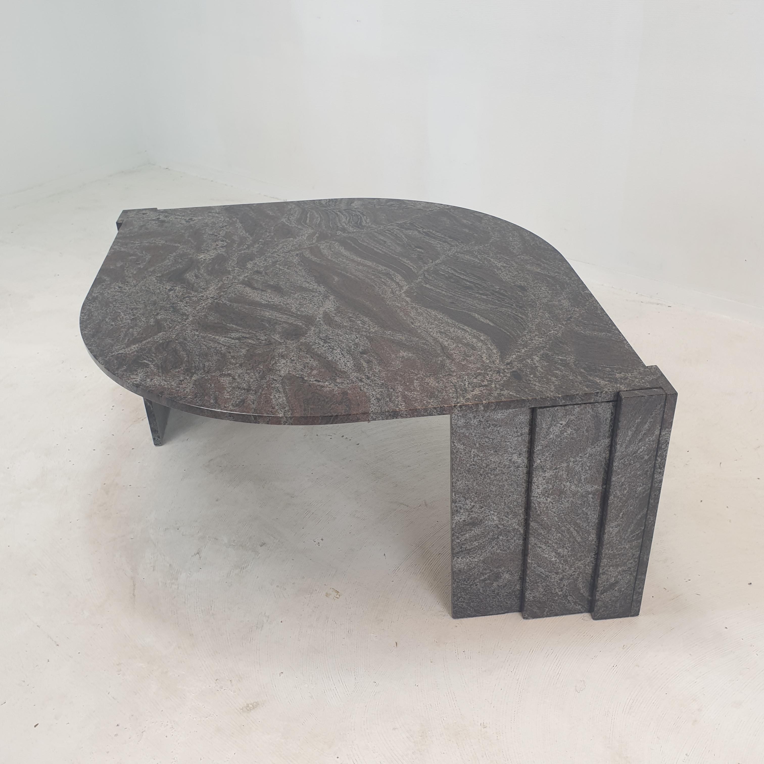 Table basse italienne en granit, années 1980 en vente 7