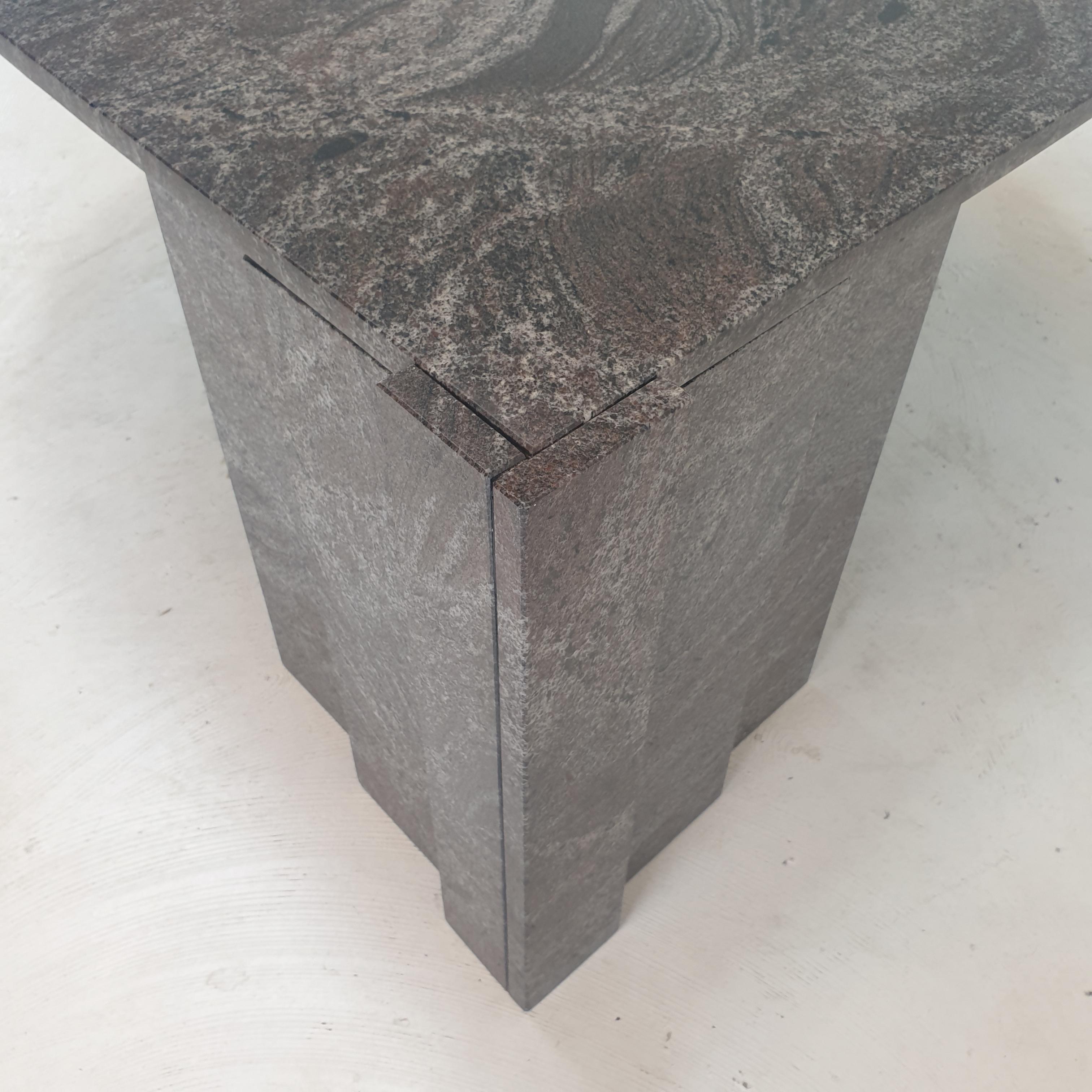 Table basse italienne en granit, années 1980 en vente 10