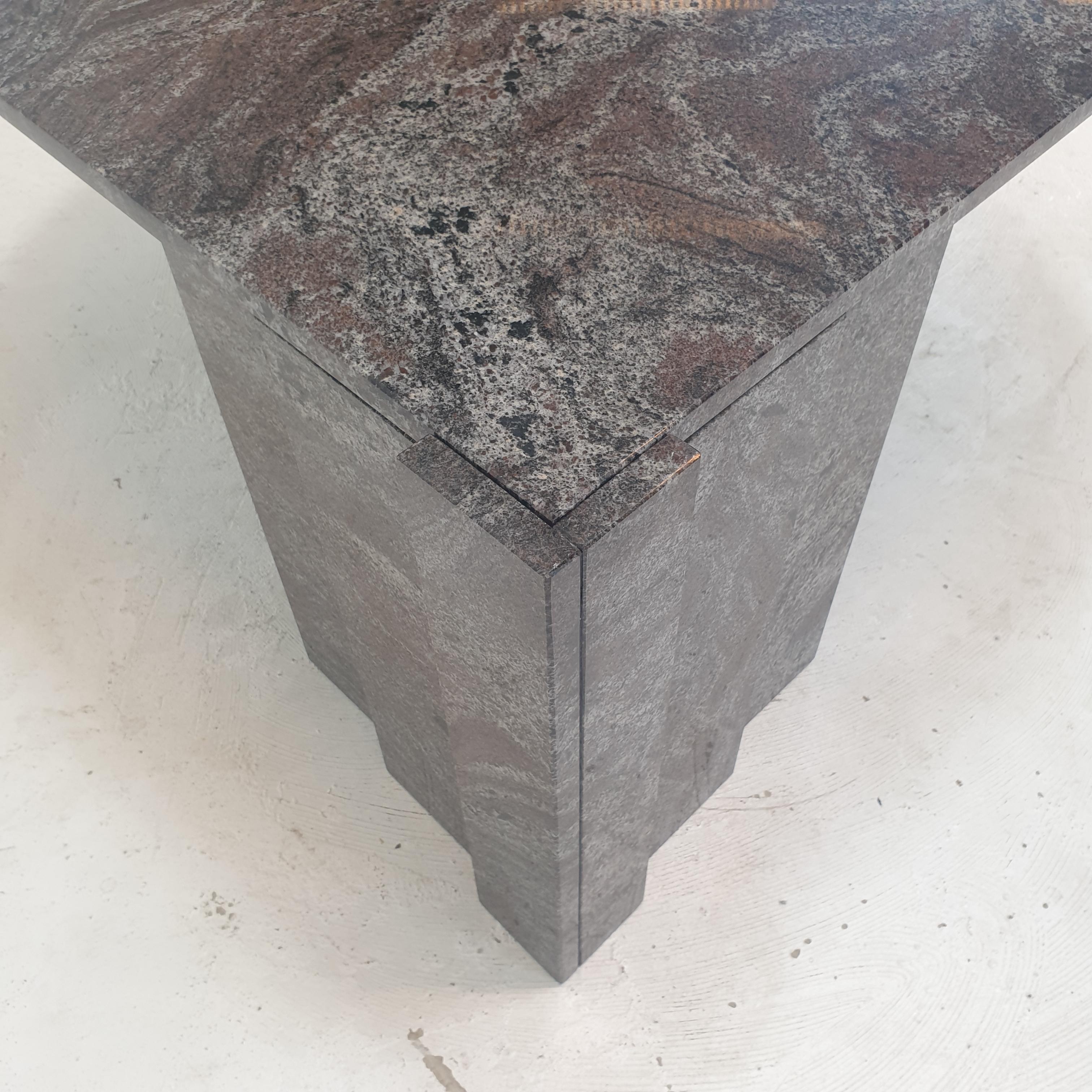 Table basse italienne en granit, années 1980 en vente 11