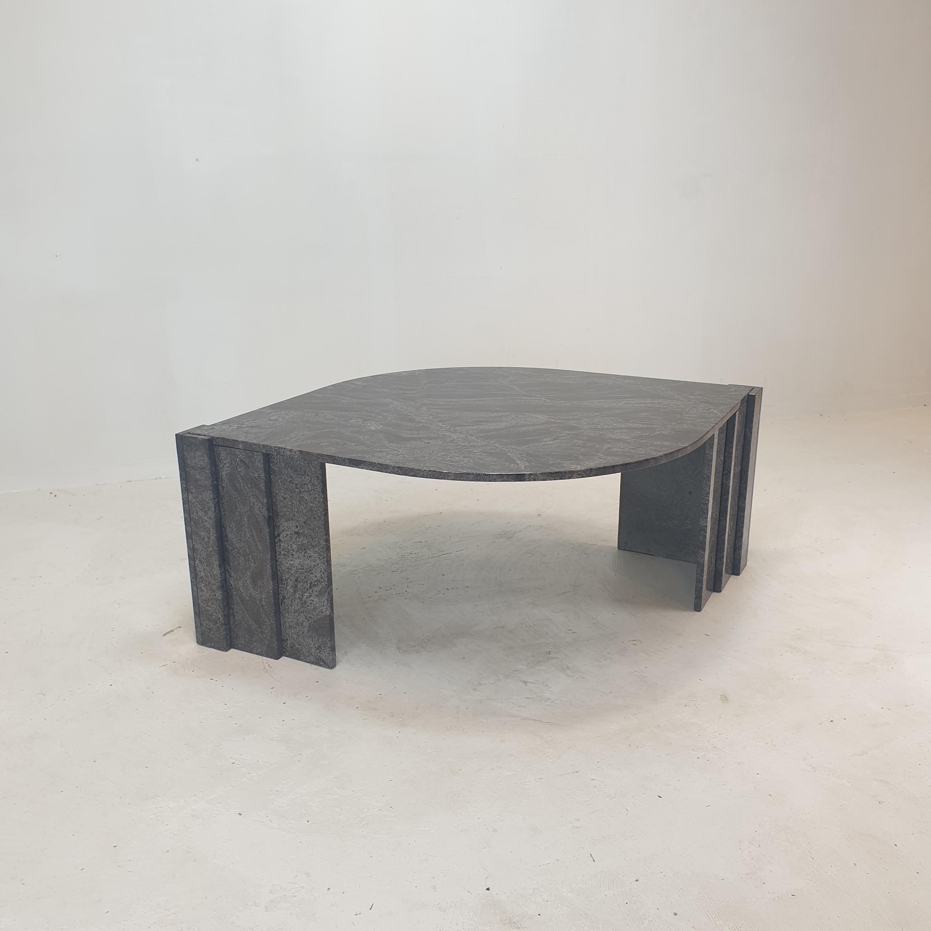 Table basse italienne en granit, années 1980 en vente 1