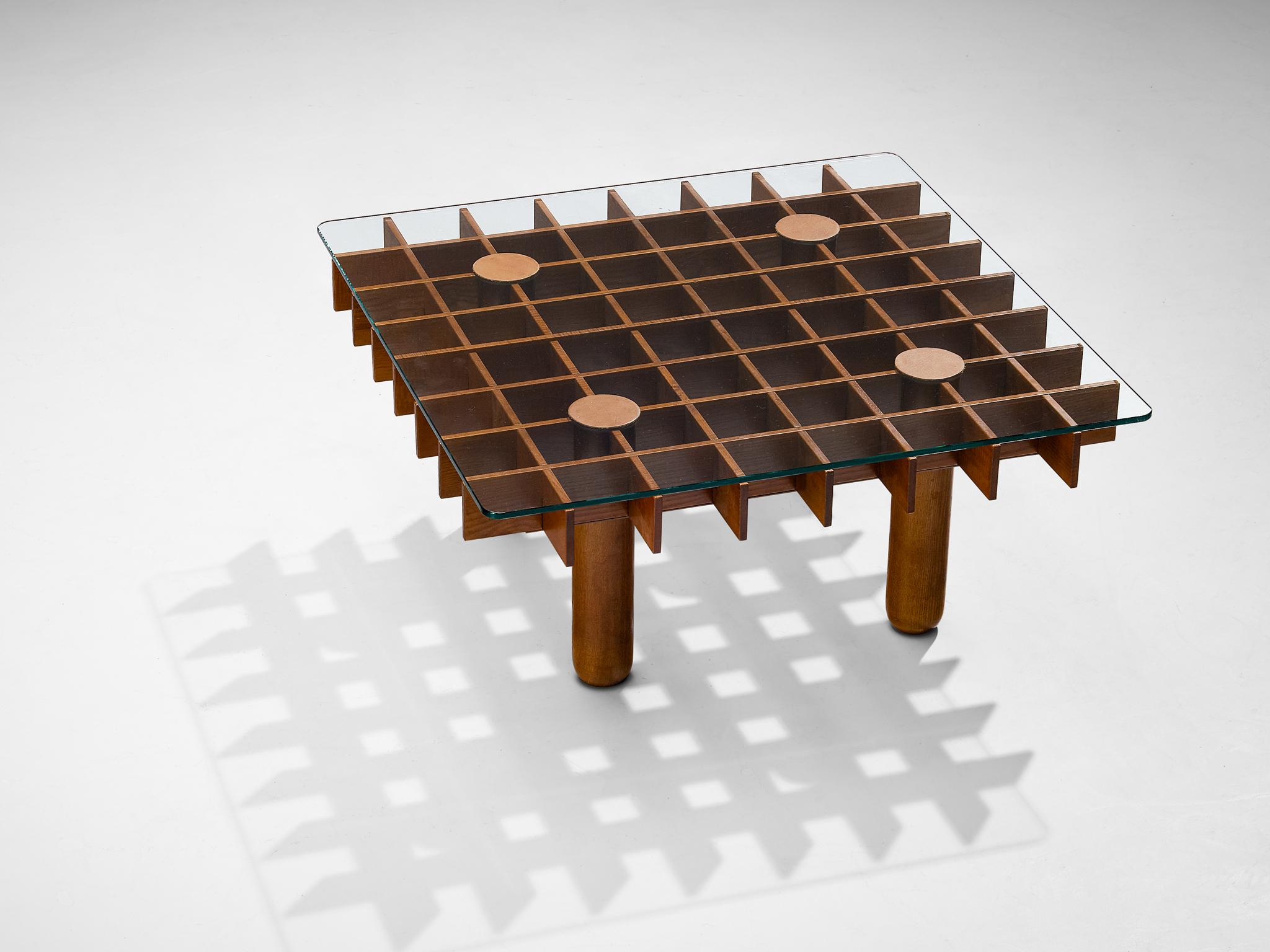 Coffee table, maple, leather, glass, Italy, 1970s

This maple coffee table from Italy consists of a wooden grid, build up out of maple laths. Four solid round legs end up in four round ends. On top of the grid rests a glass top. The construction