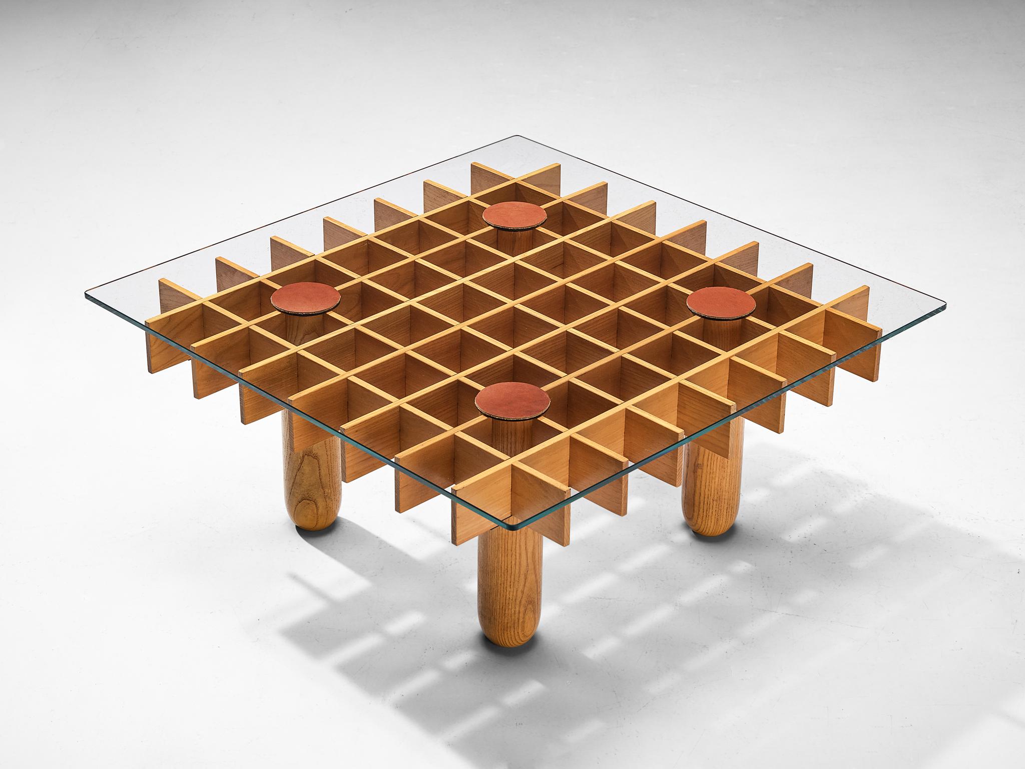 Coffee table, maple, leather, glass, Italy, 1970s

This maple coffee table from Italy consists of a wooden grid, build up out of maple laths. Four solid round legs end up in four round ends. On top of the grid rests a glass top. The construction of