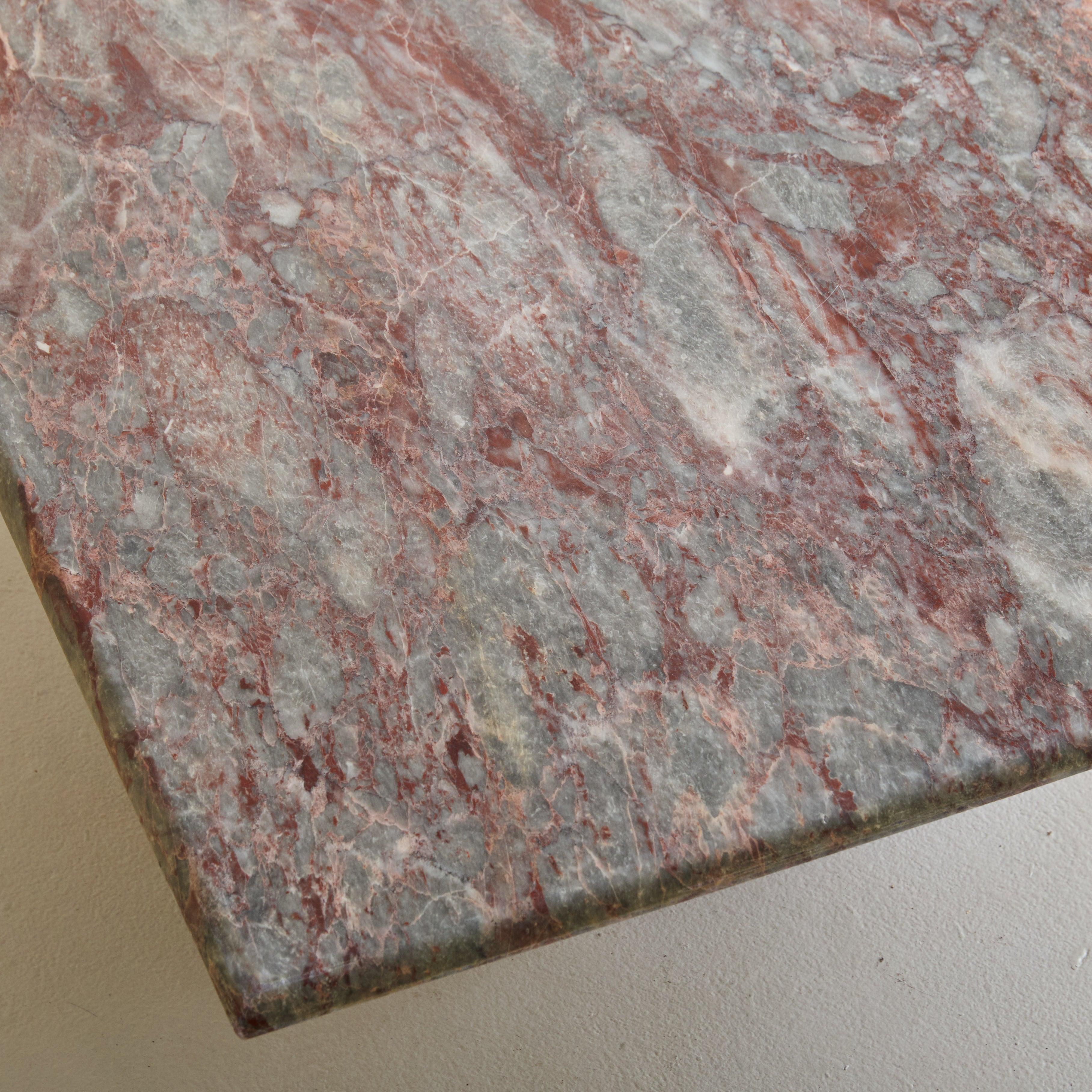 Table basse italienne grise et bourgogne avec plateau ovale pointu, 1970 Bon état - En vente à Chicago, IL