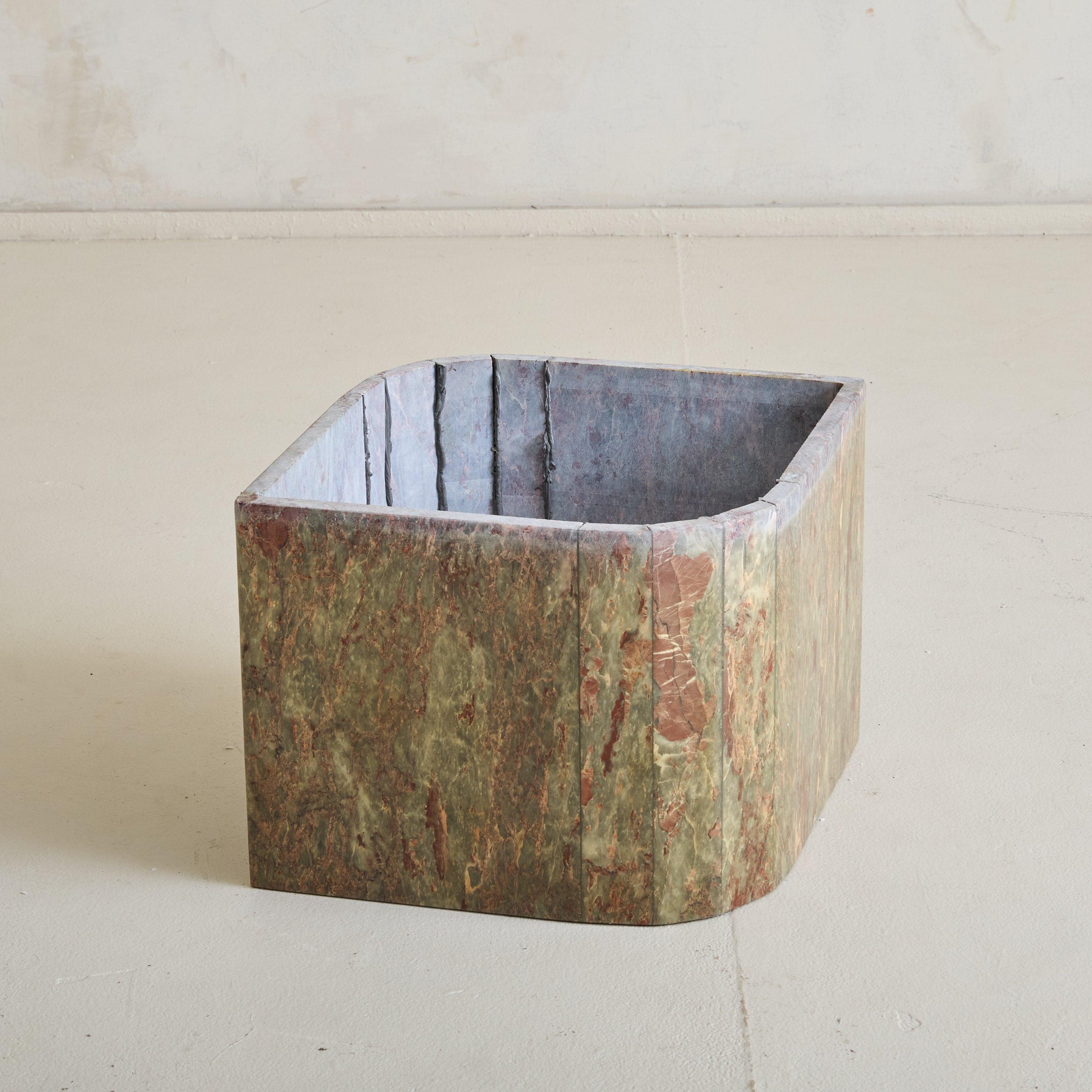 Table basse italienne grise et bourgogne avec plateau ovale pointu, 1970 en vente 2