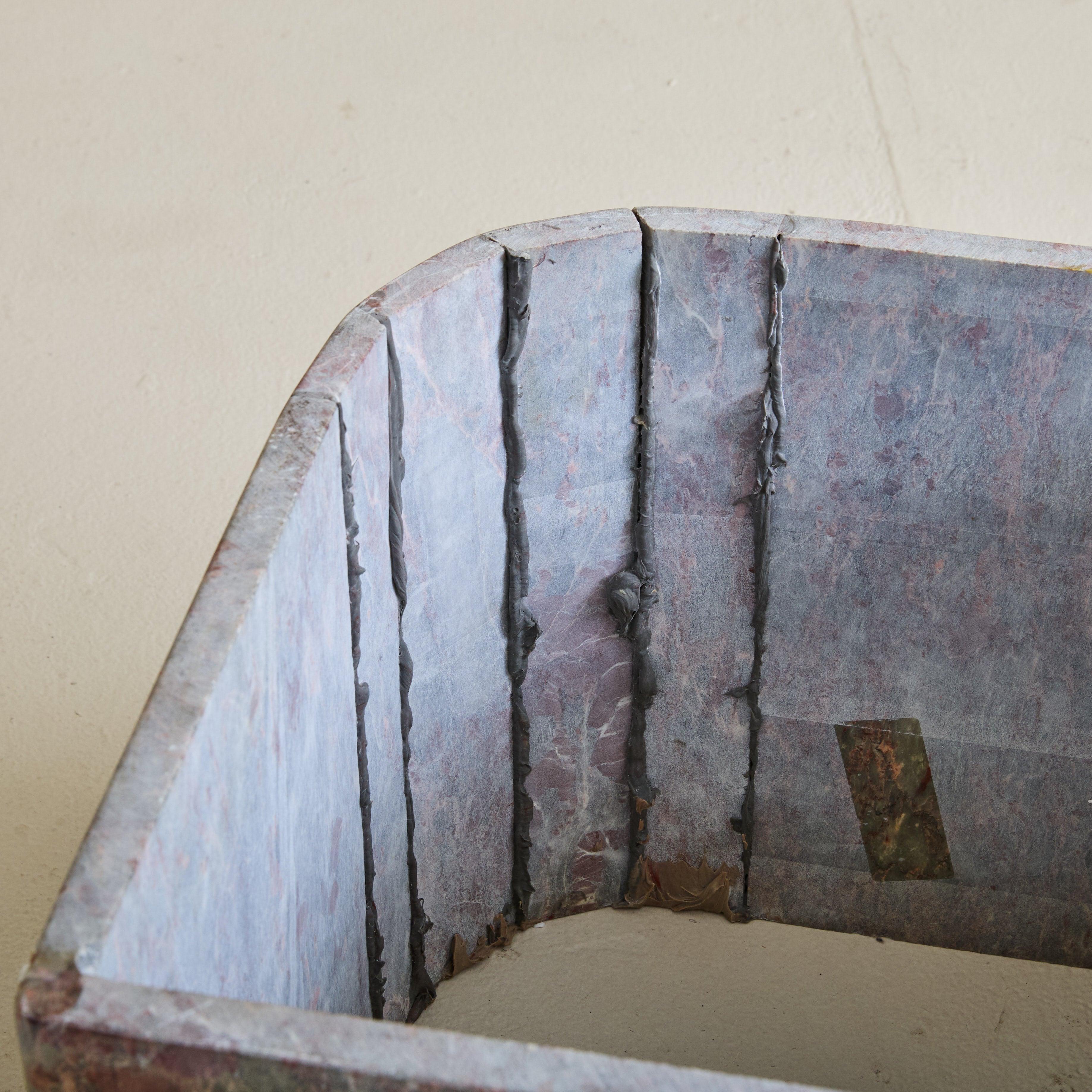 Table basse italienne grise et bourgogne avec plateau ovale pointu, 1970 en vente 3