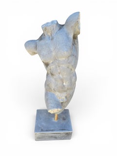 Escultura de un torso en mármol gris italiano, década de 1950