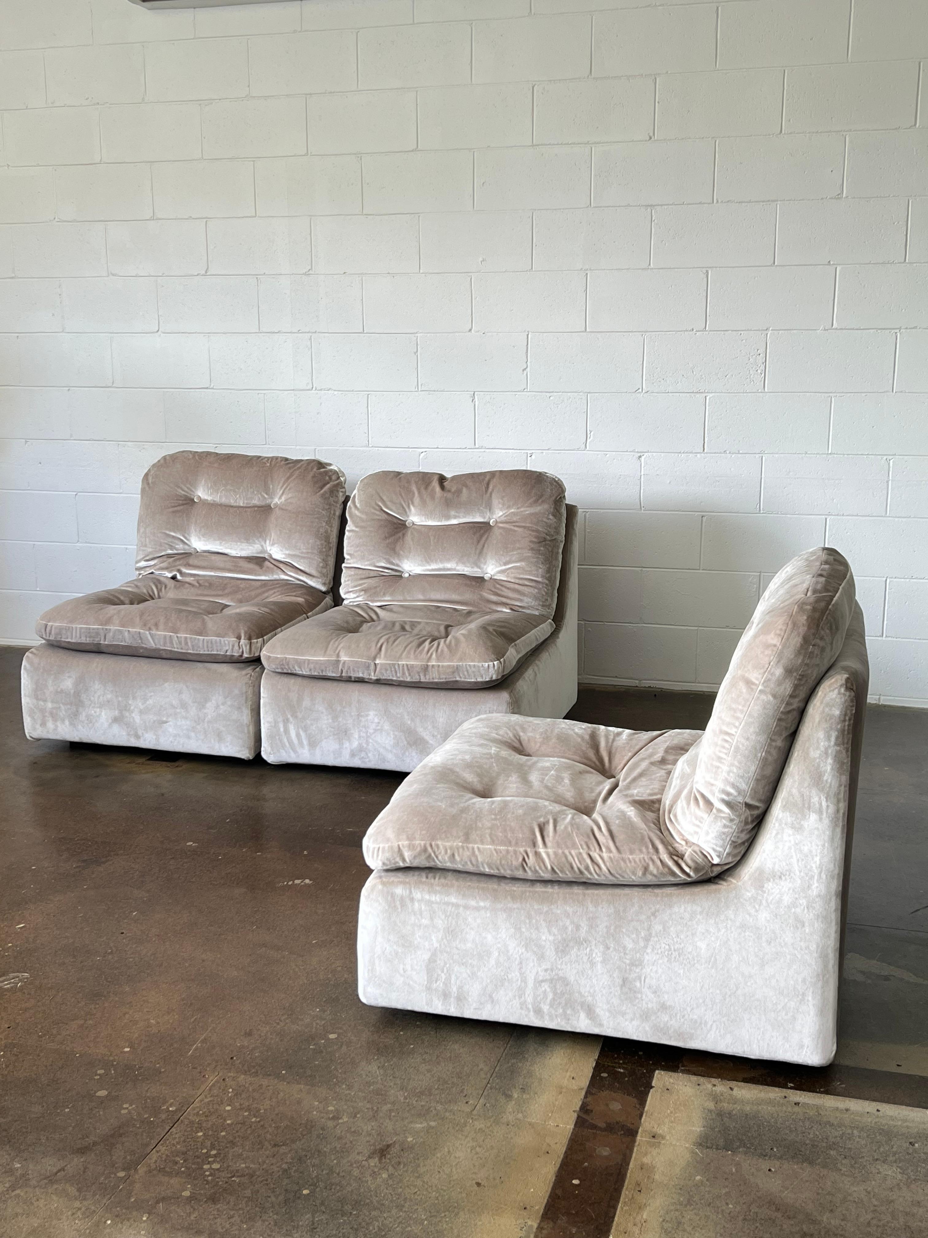 Italian Gray Velvet Modular Sofa by De Pas D'urbino Lomazzi for Zanotta, 1970 In Good Condition In Byron Bay, NSW