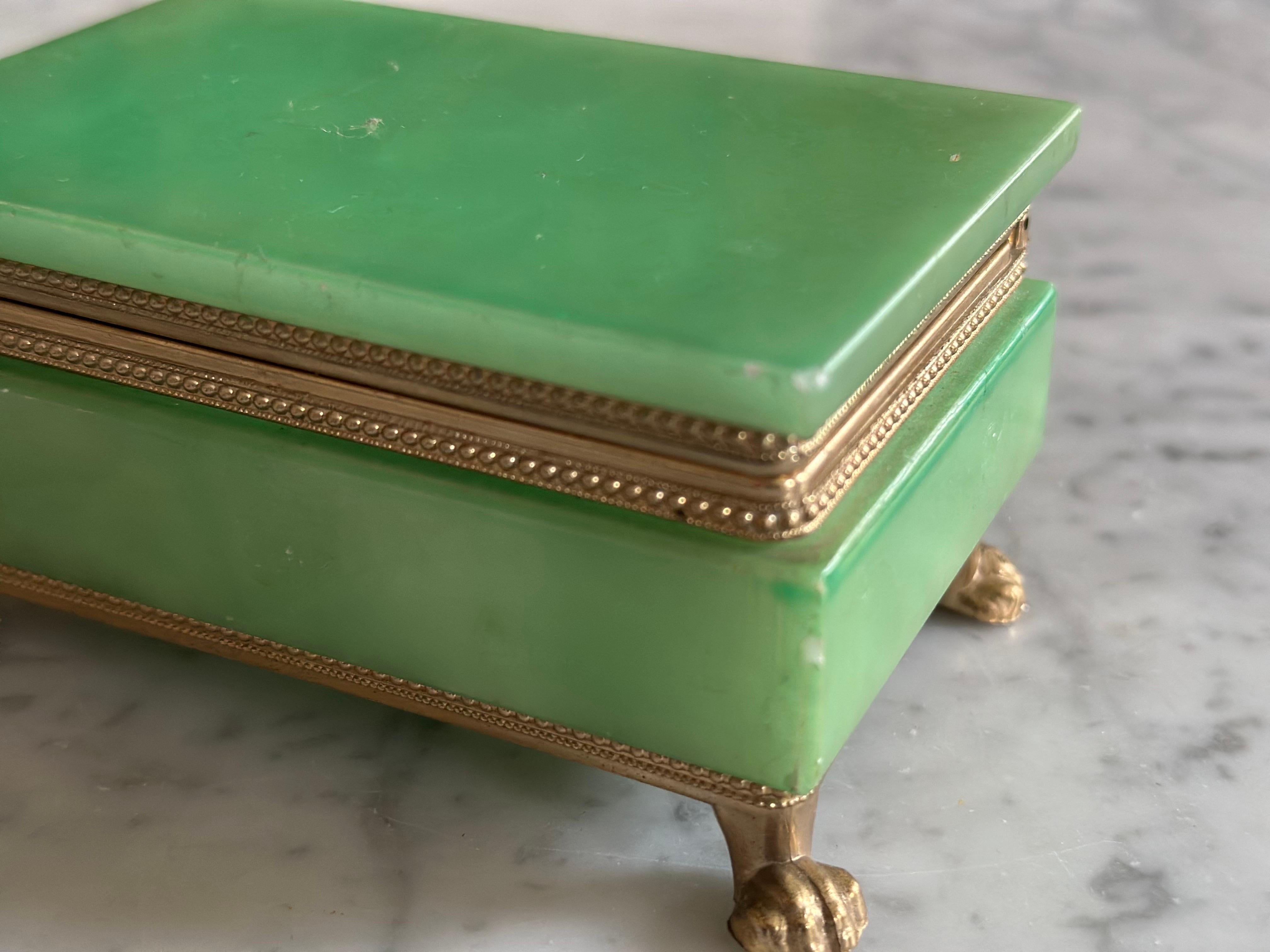 Boîte italienne en albâtre vert avec montures décoratives en laiton en vente 5