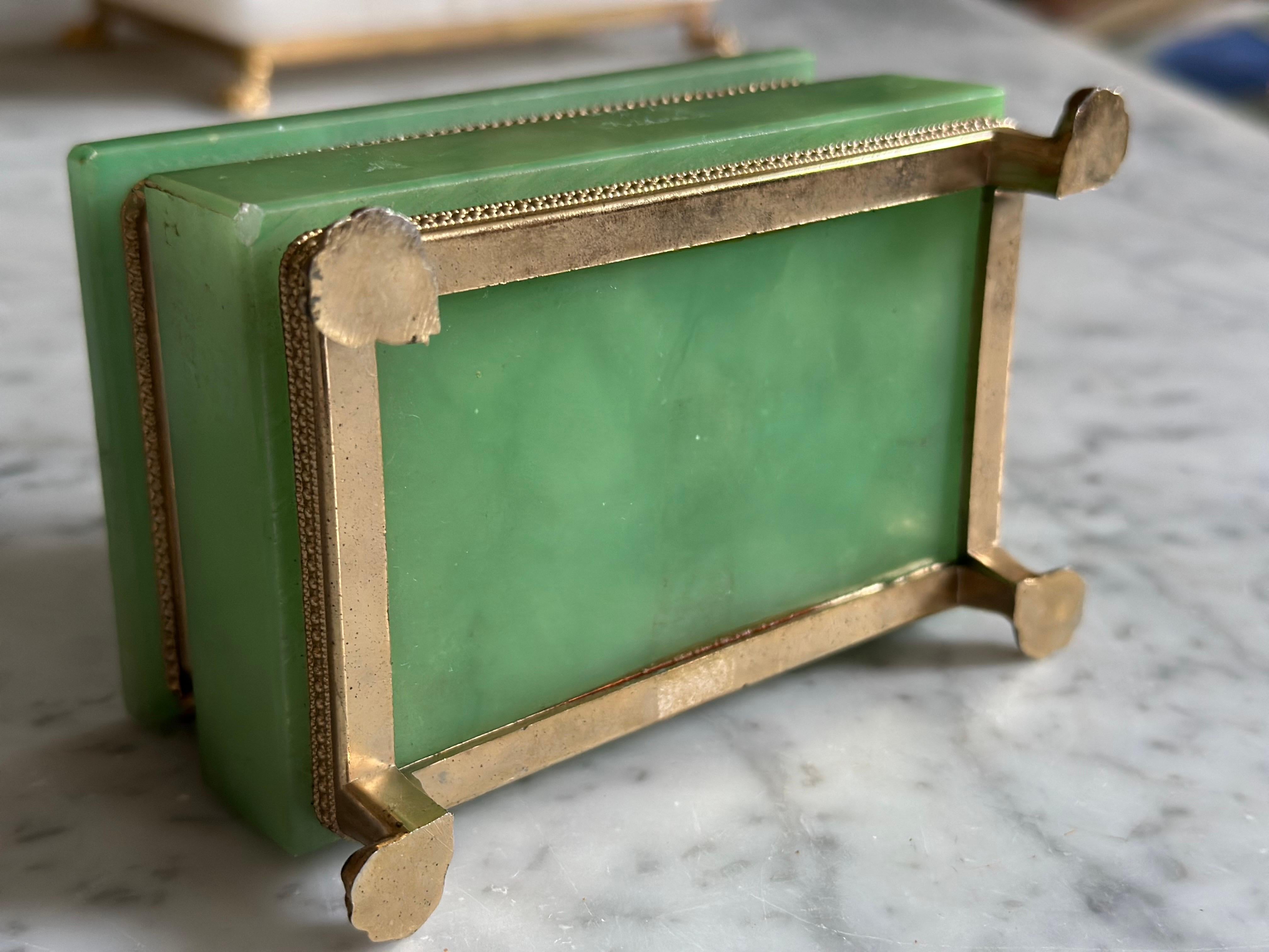 Boîte italienne en albâtre vert avec montures décoratives en laiton en vente 10