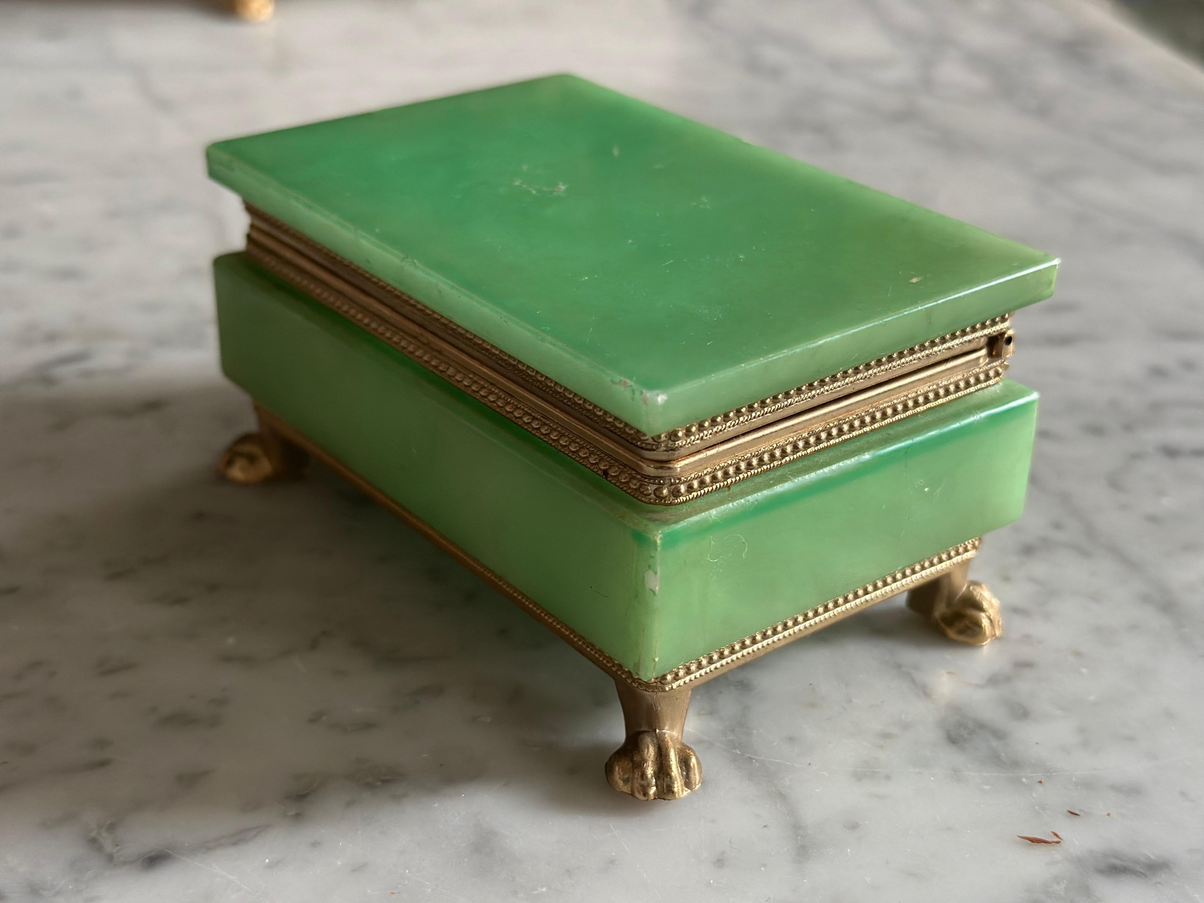 Boîte italienne en albâtre vert avec montures décoratives en laiton en vente 12