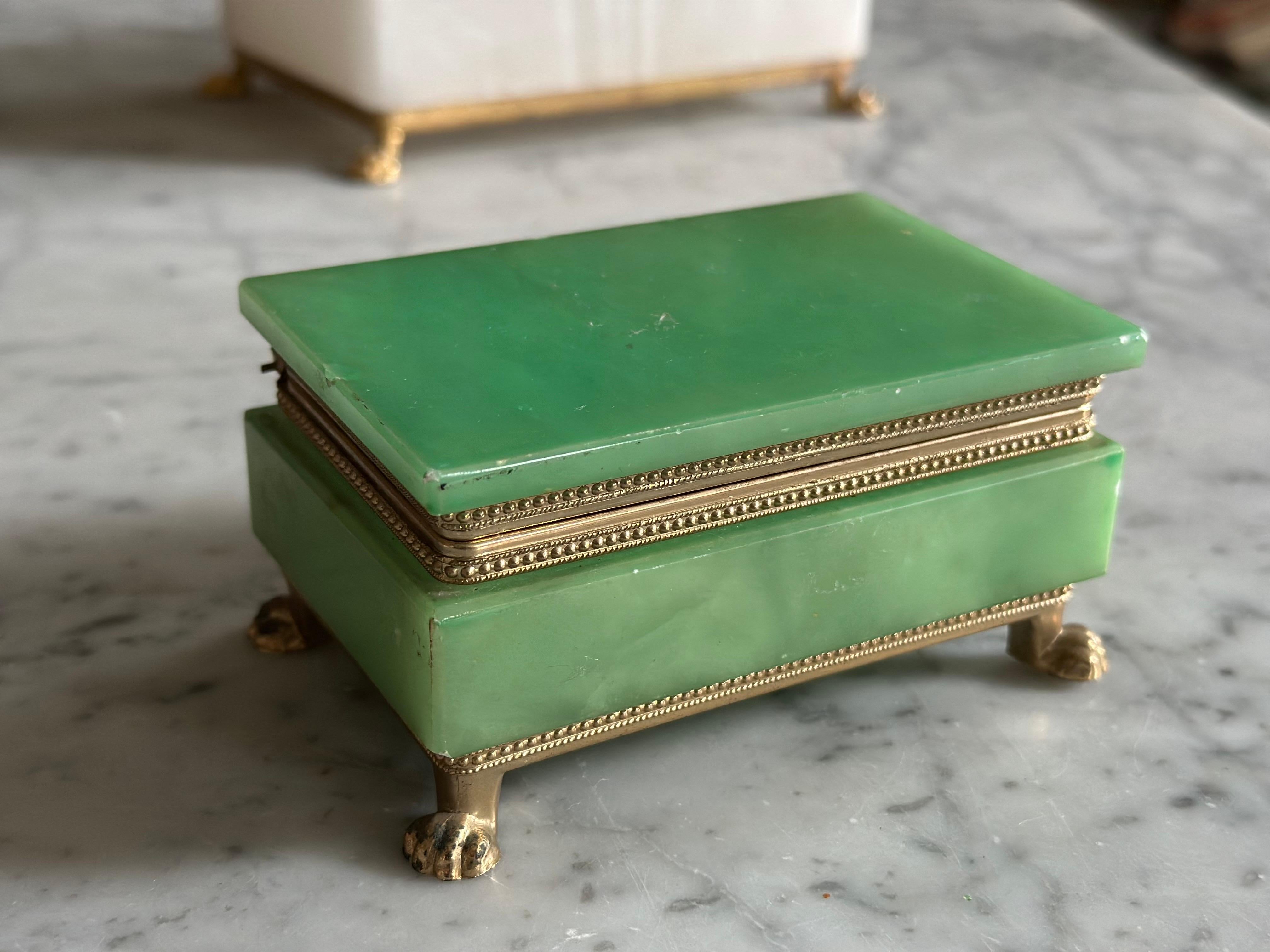 Boîte italienne en albâtre vert avec montures décoratives en laiton en vente 13