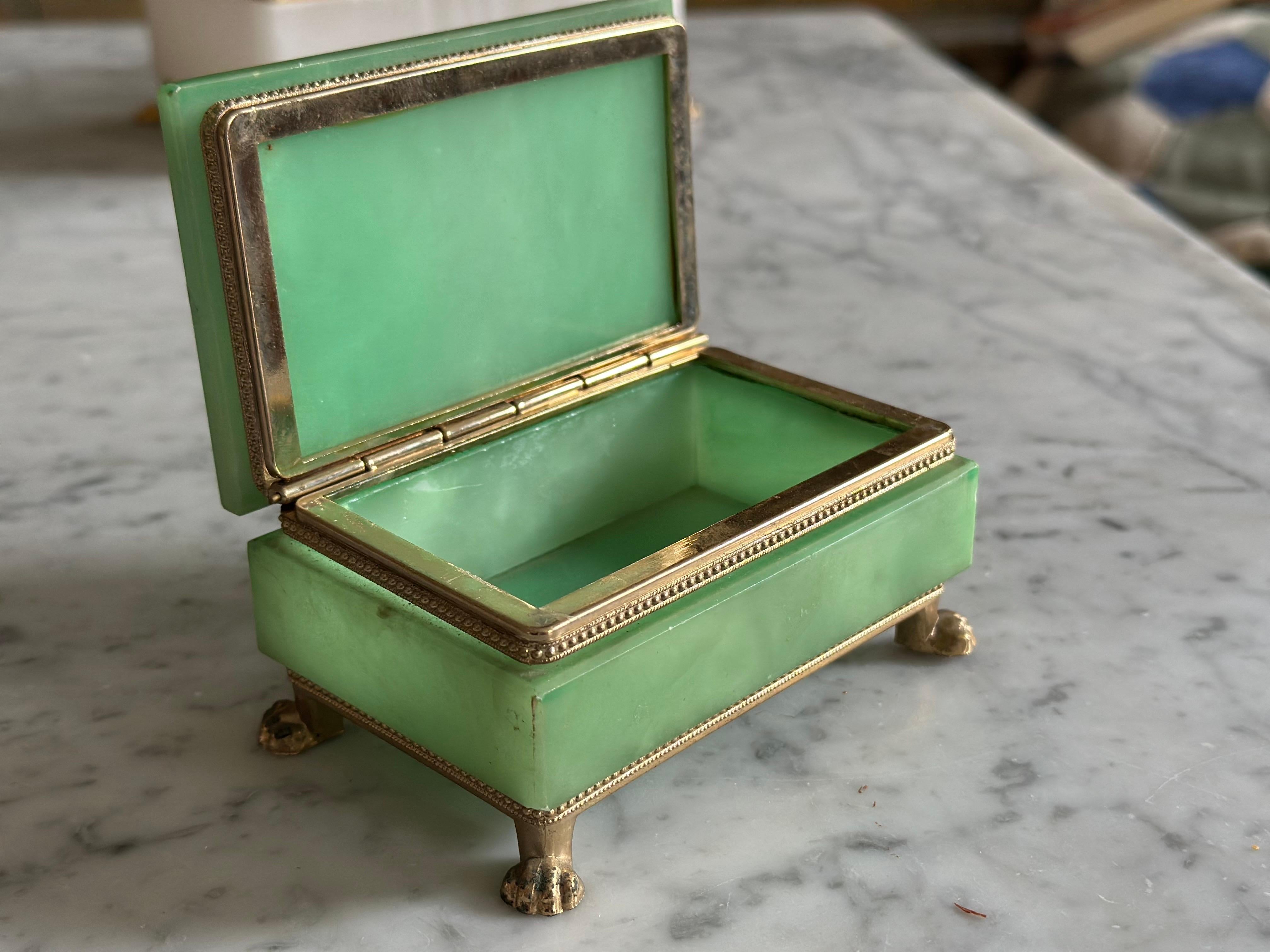 Boîte italienne en albâtre vert avec montures décoratives en laiton en vente 17