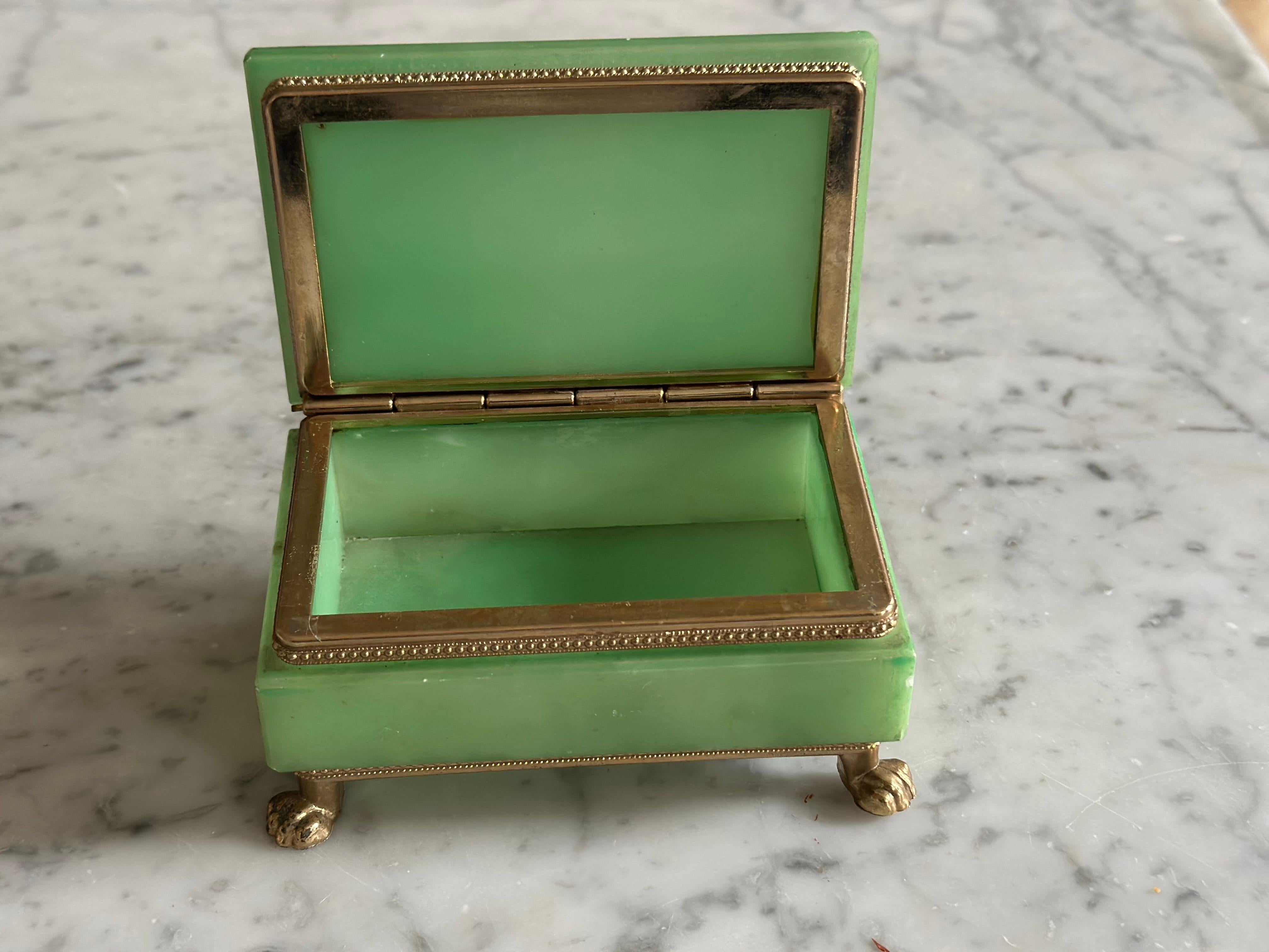 Boîte italienne en albâtre vert avec montures décoratives en laiton en vente 18
