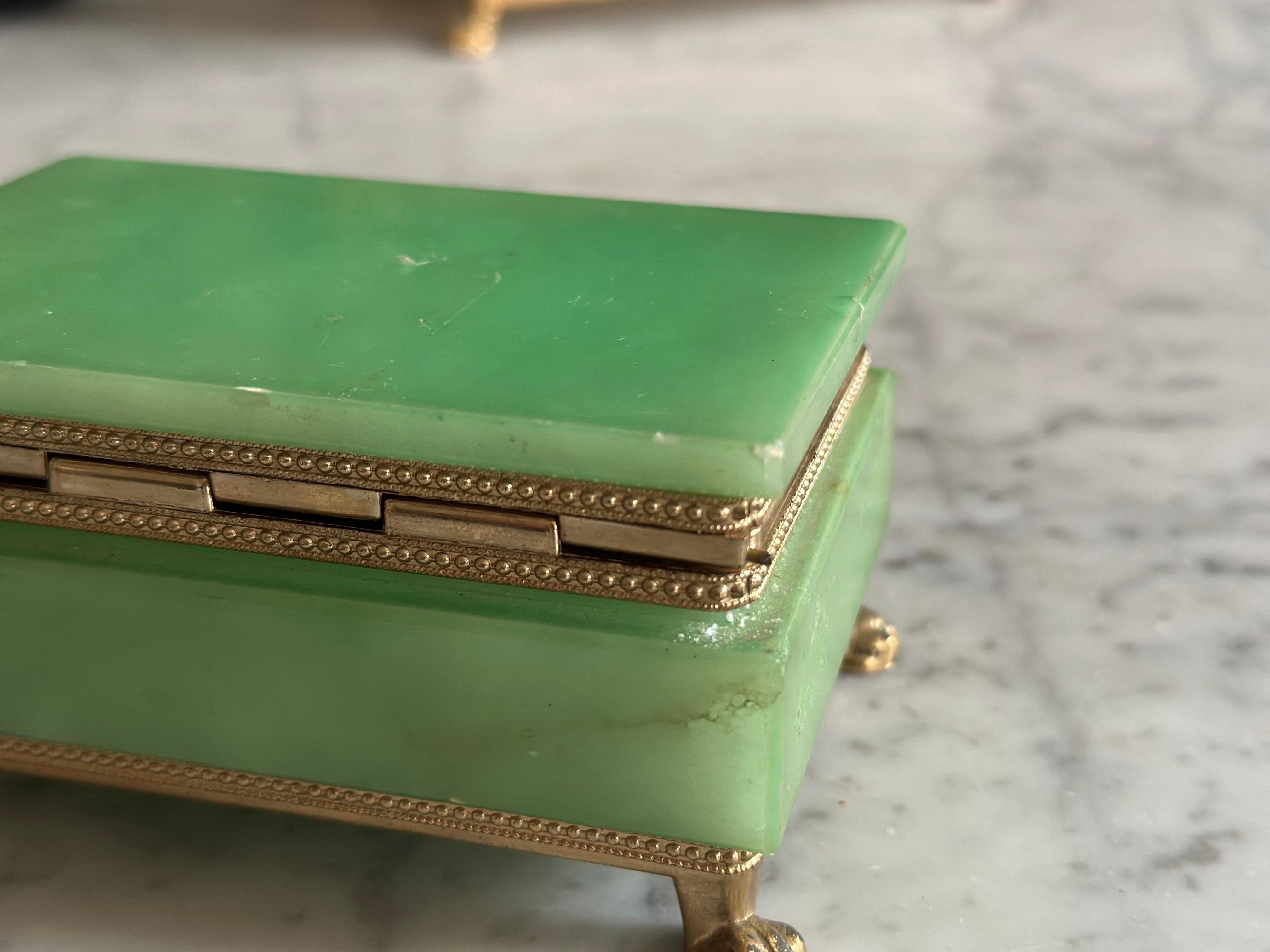 Boîte italienne en albâtre vert avec montures décoratives en laiton en vente 19