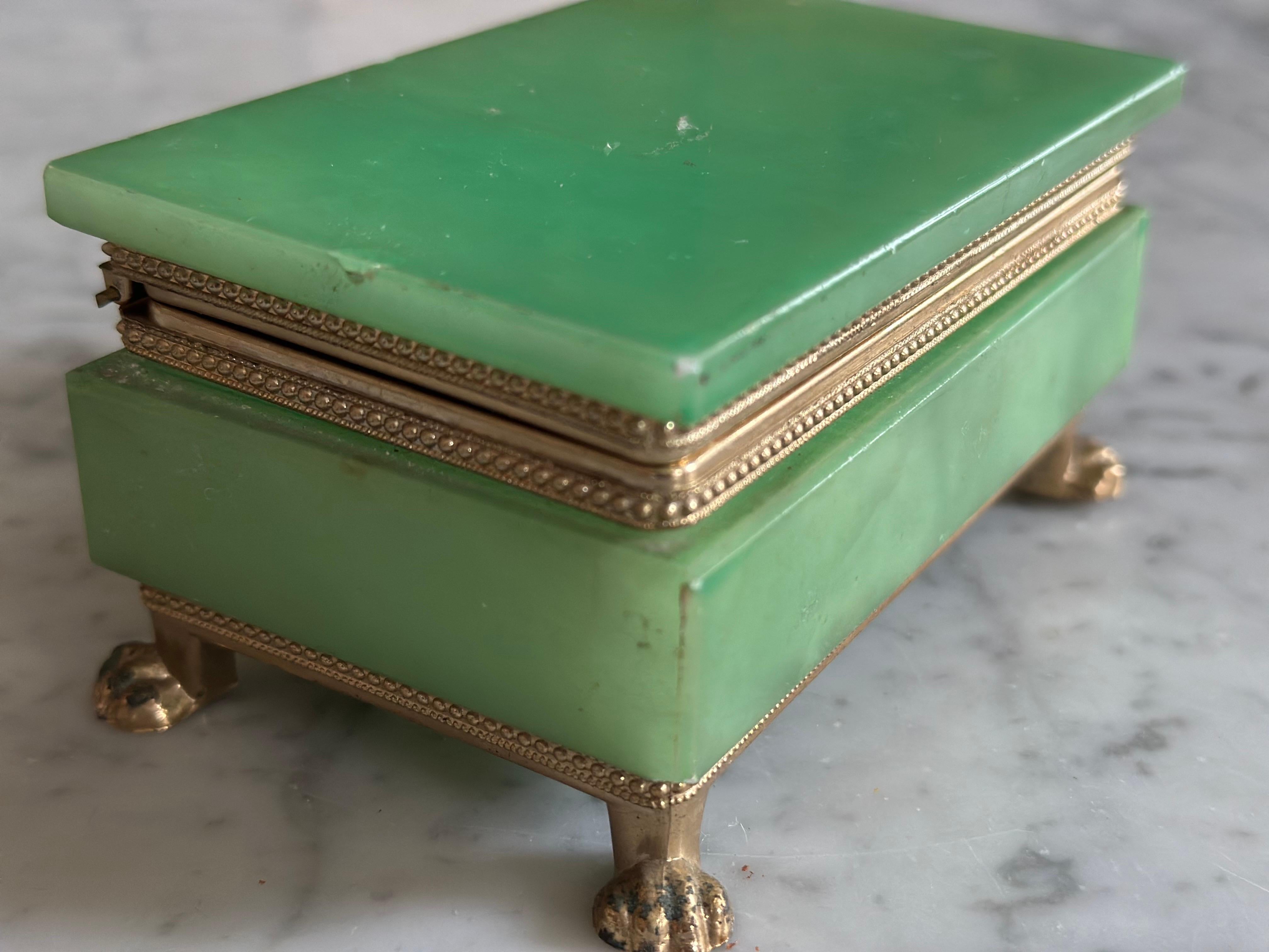 Boîte italienne en albâtre vert avec montures décoratives en laiton en vente 21