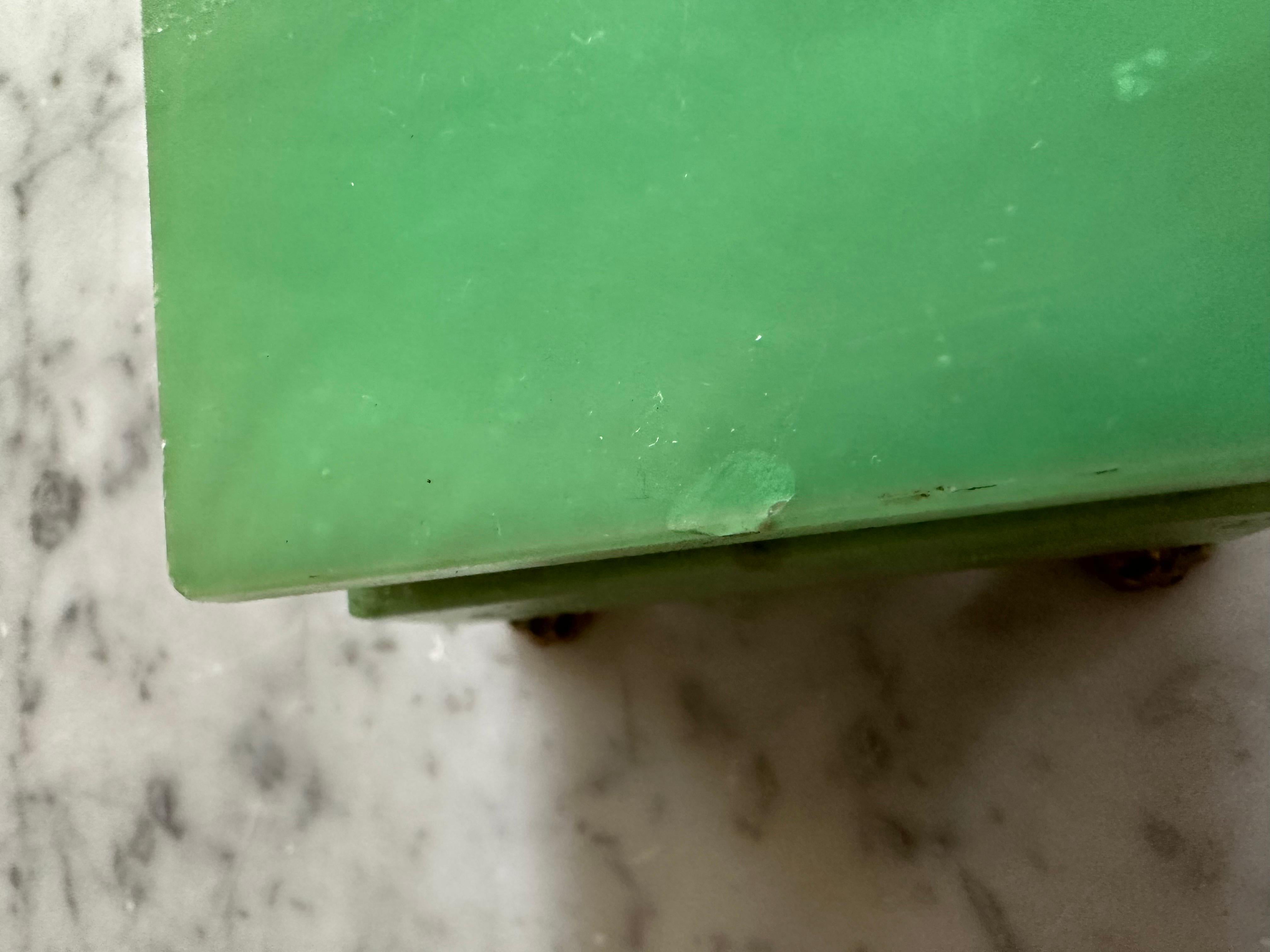 Boîte italienne en albâtre vert avec montures décoratives en laiton en vente 22