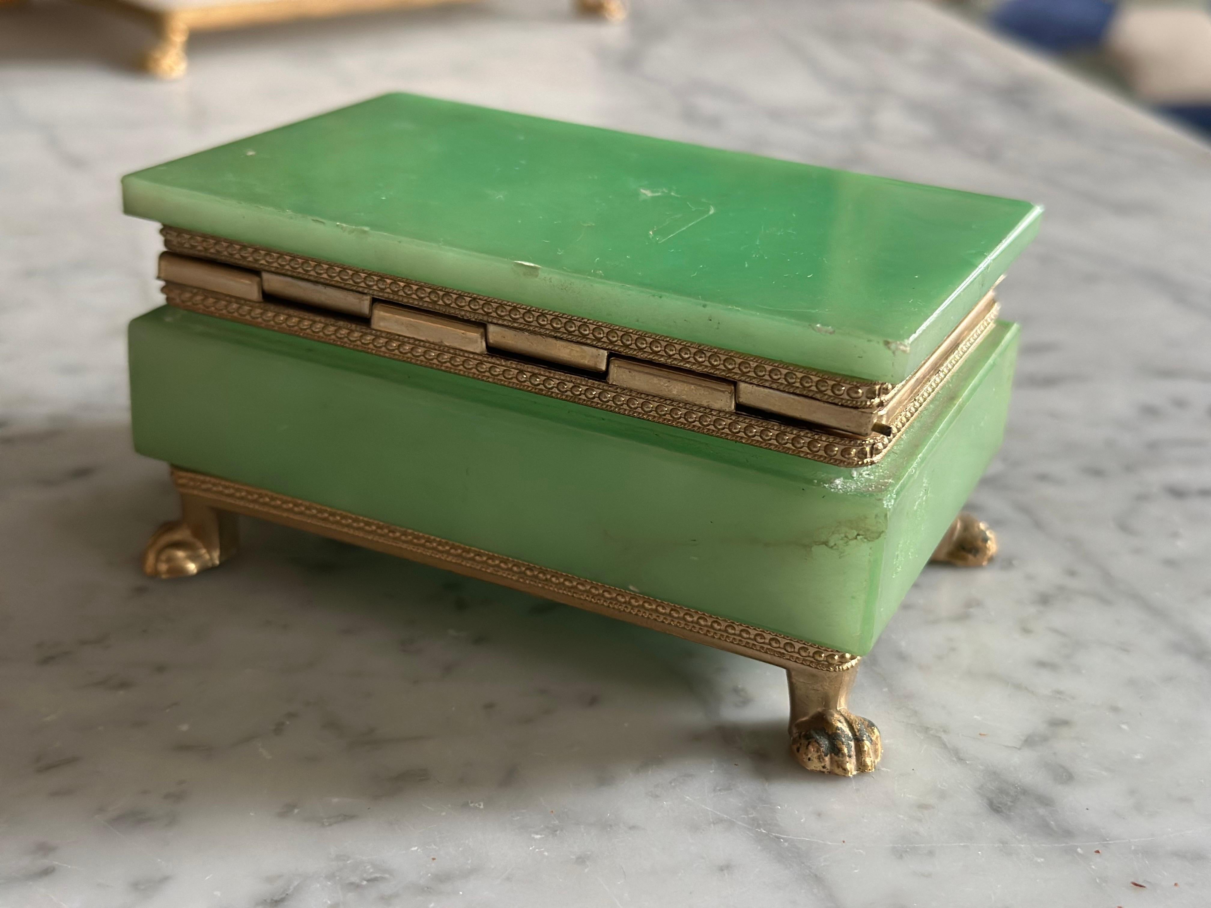 Boîte italienne en albâtre vert avec montures décoratives en laiton État moyen - En vente à Hamburg, DE