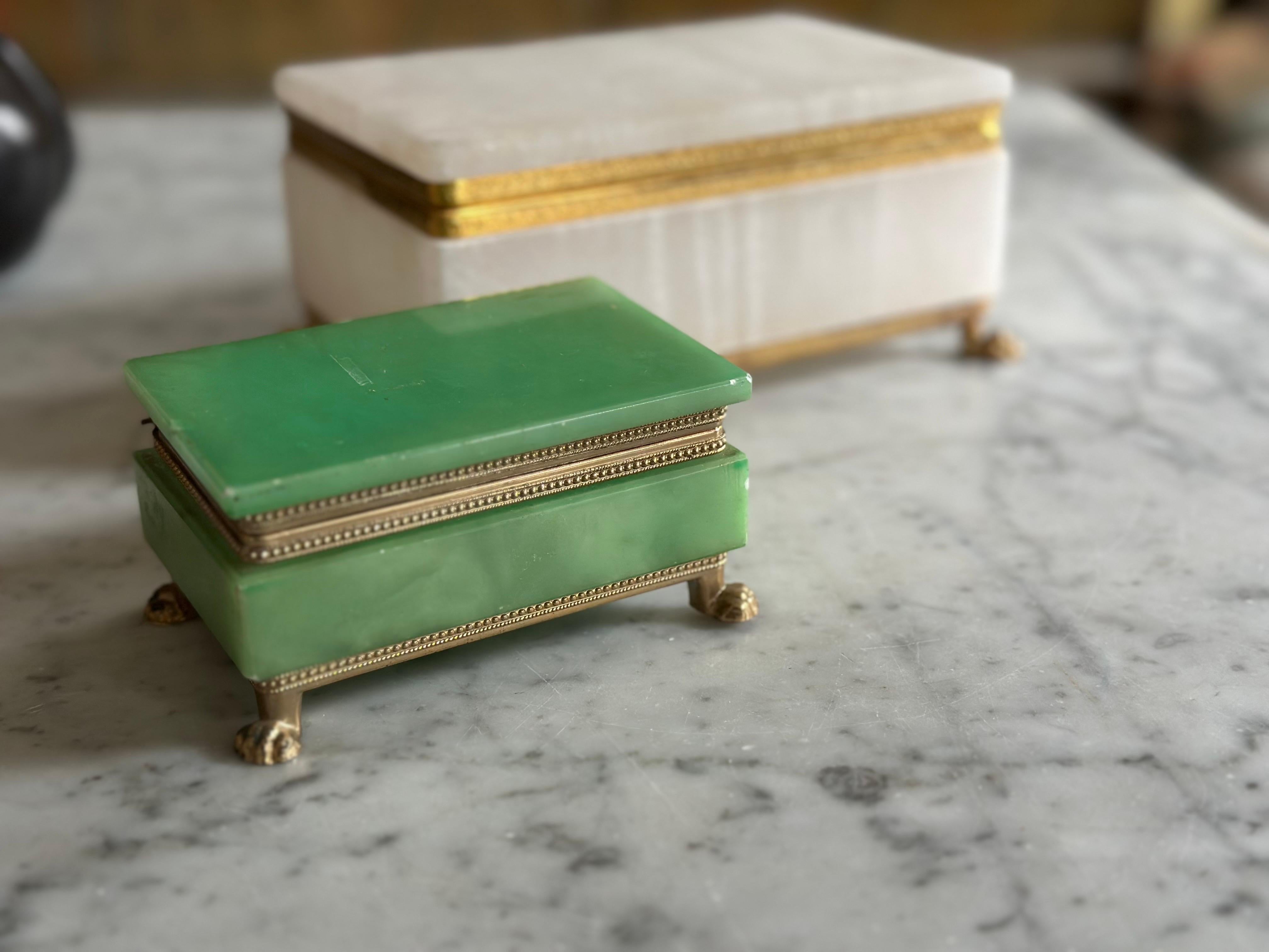 20ième siècle Boîte italienne en albâtre vert avec montures décoratives en laiton en vente