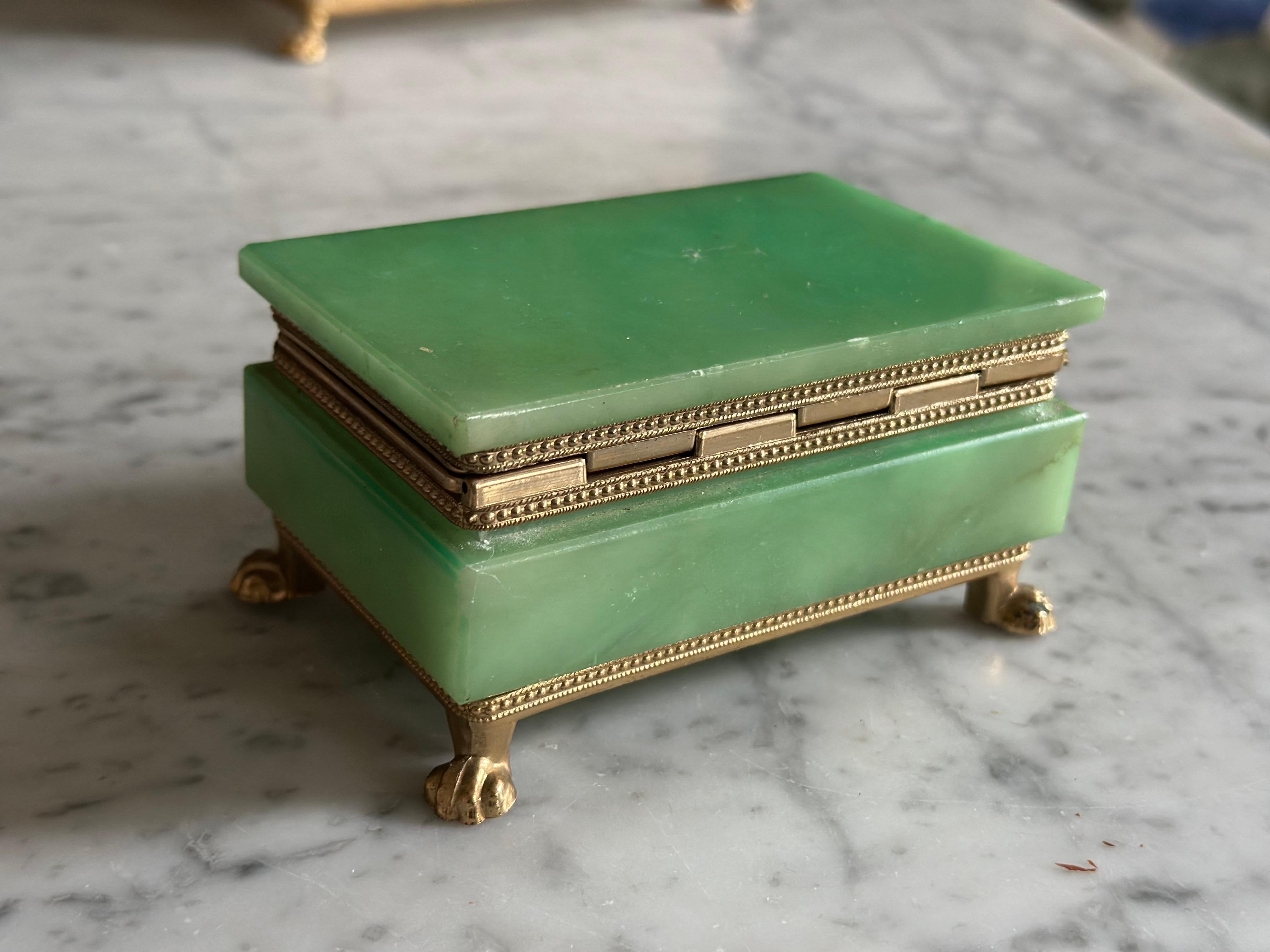 Boîte italienne en albâtre vert avec montures décoratives en laiton en vente 1
