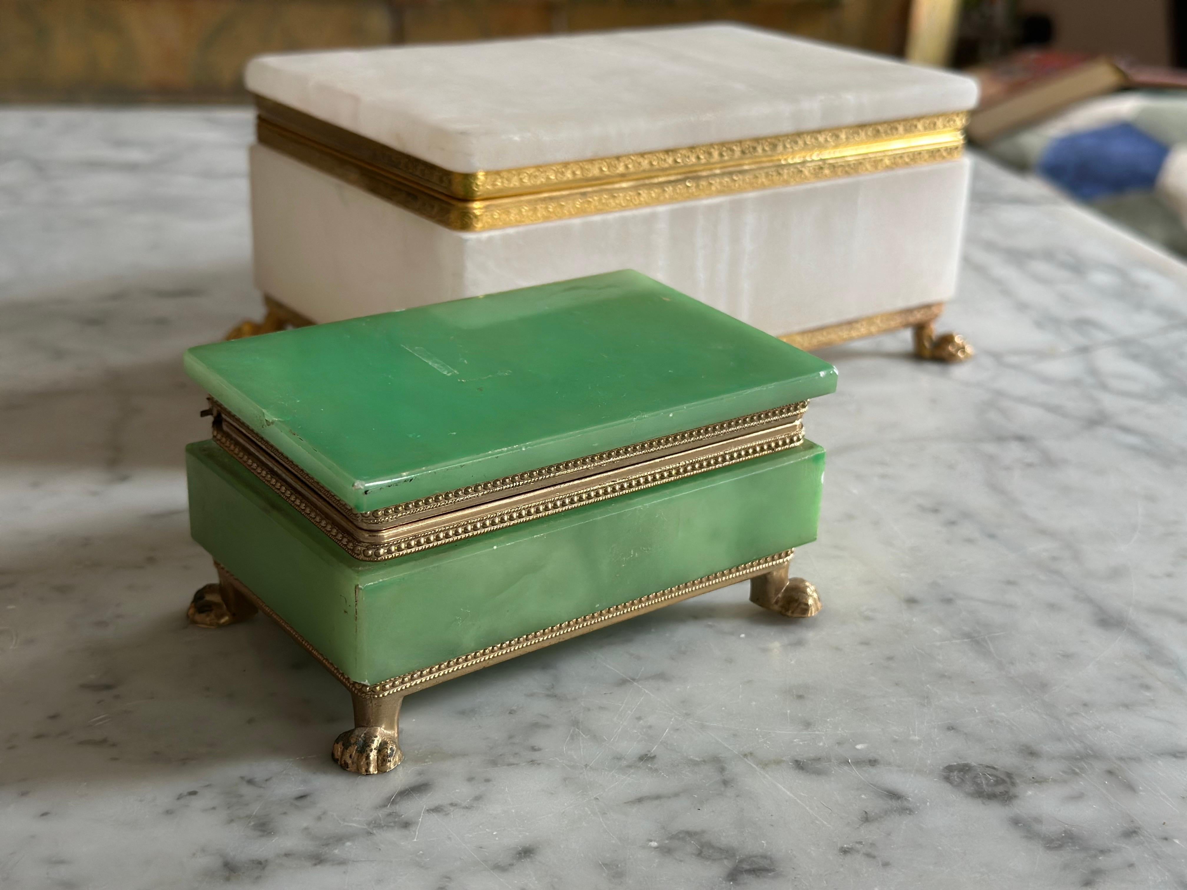 Boîte italienne en albâtre vert avec montures décoratives en laiton en vente 2