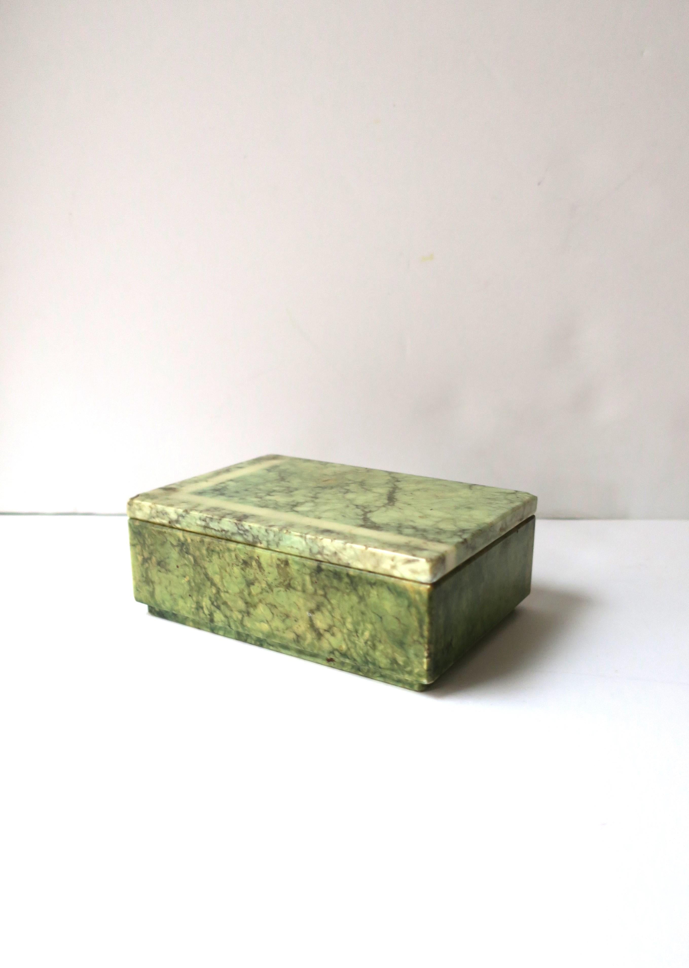 Boîte à bijoux ou boîte décorative italienne en marbre d'albâtre vert, vers les années 1970 en vente 3