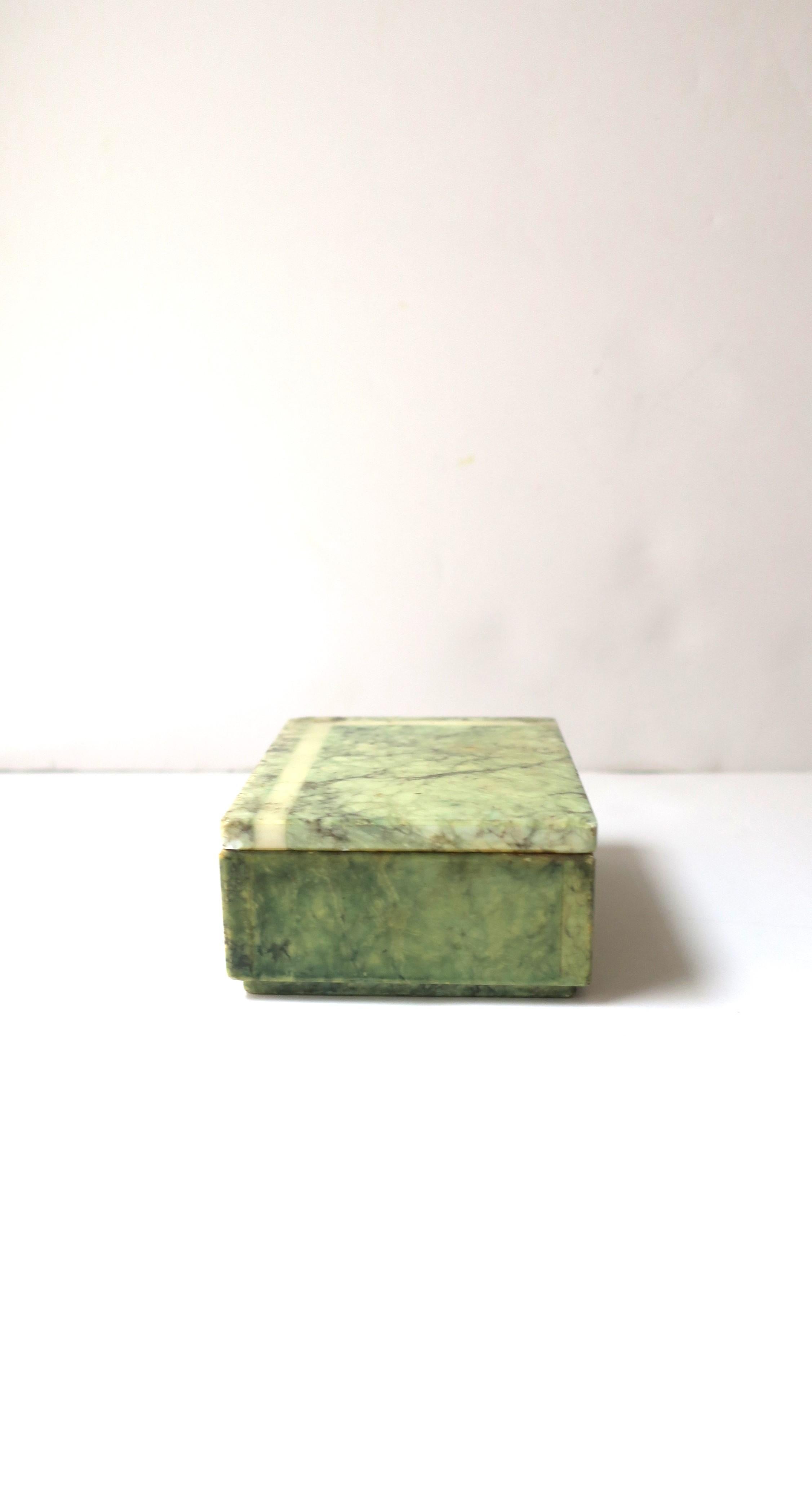 Boîte à bijoux ou boîte décorative italienne en marbre d'albâtre vert, vers les années 1970 en vente 5