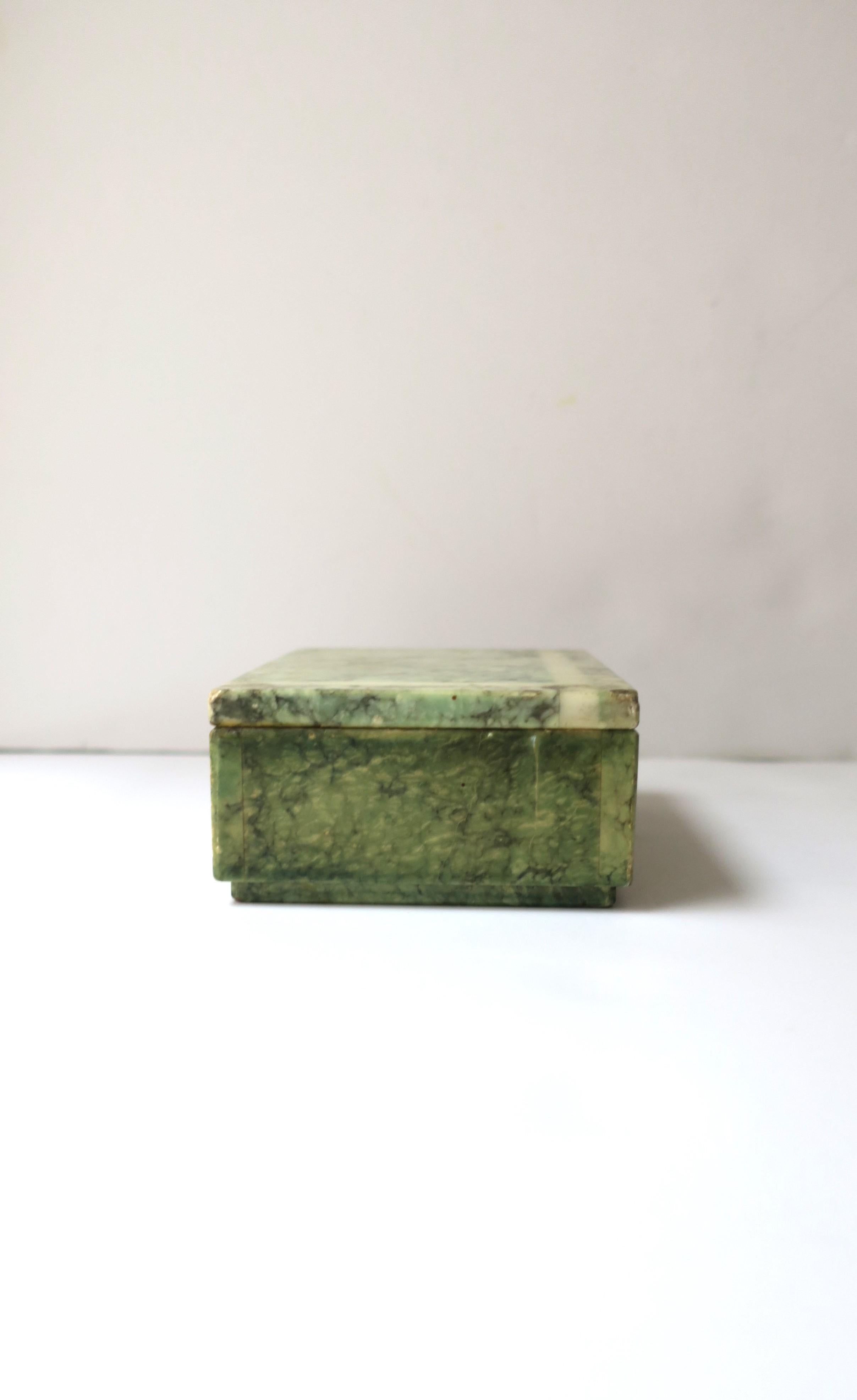 Boîte à bijoux ou boîte décorative italienne en marbre d'albâtre vert, vers les années 1970 en vente 6
