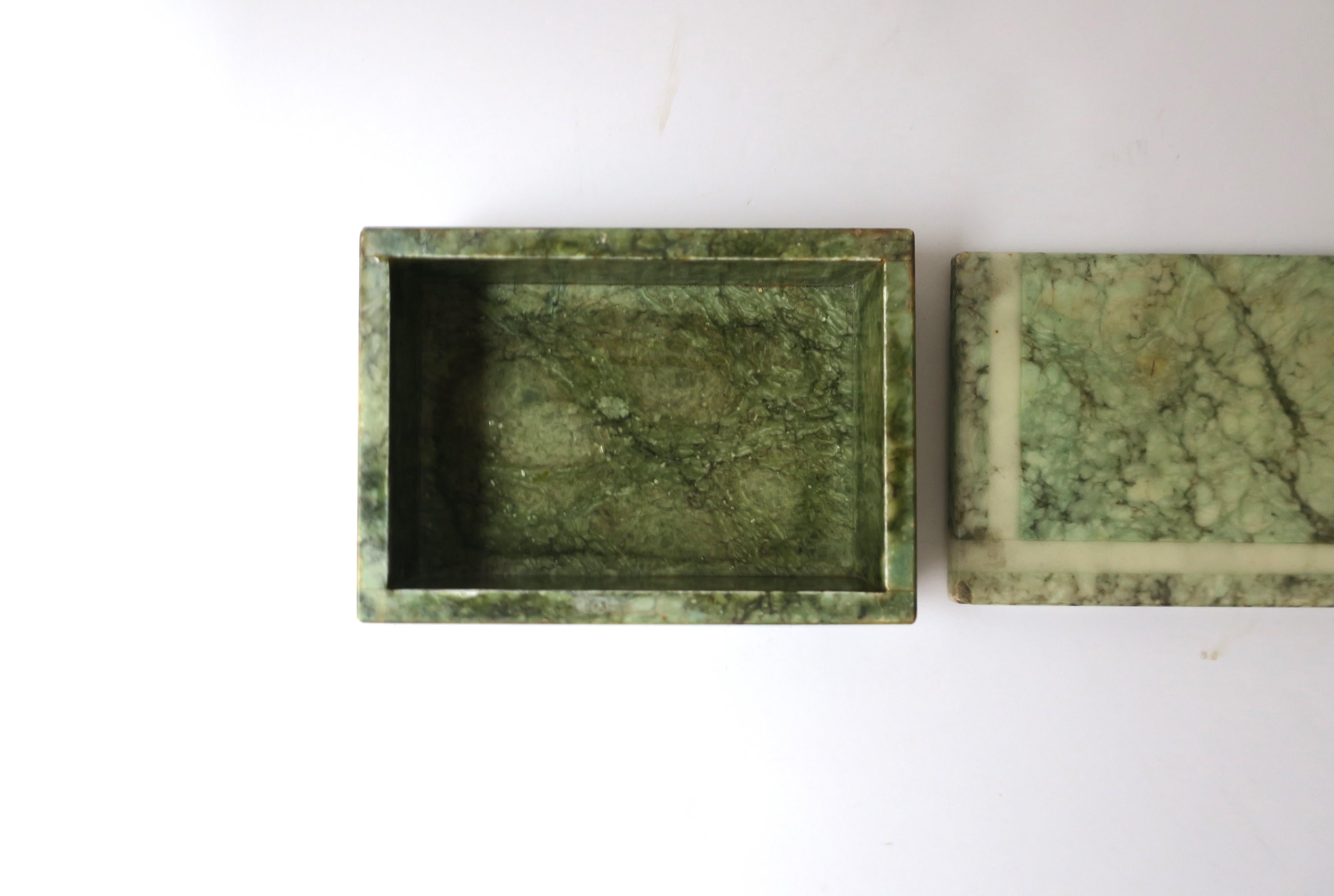 Boîte à bijoux ou boîte décorative italienne en marbre d'albâtre vert, vers les années 1970 en vente 7
