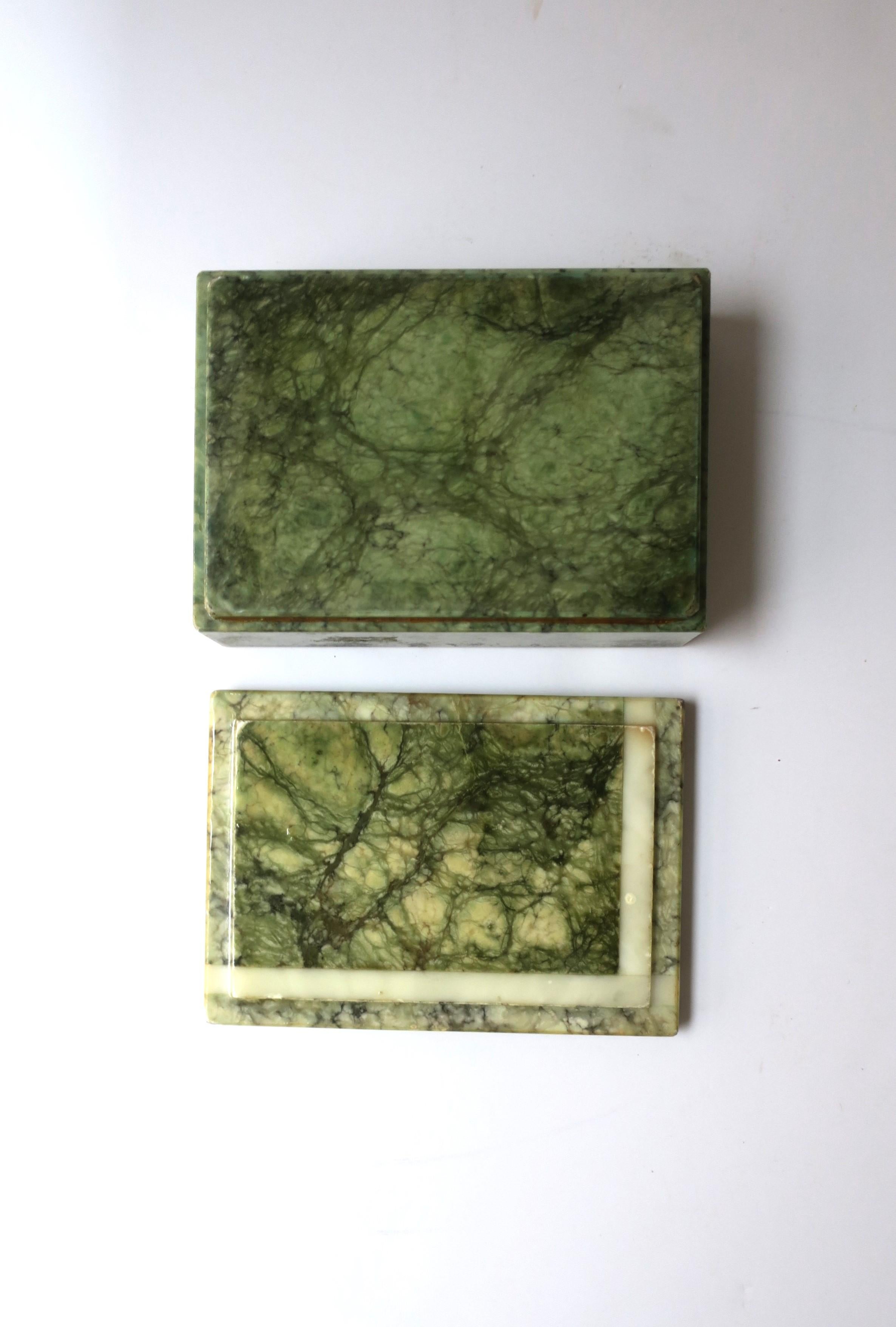 Boîte à bijoux ou boîte décorative italienne en marbre d'albâtre vert, vers les années 1970 en vente 8