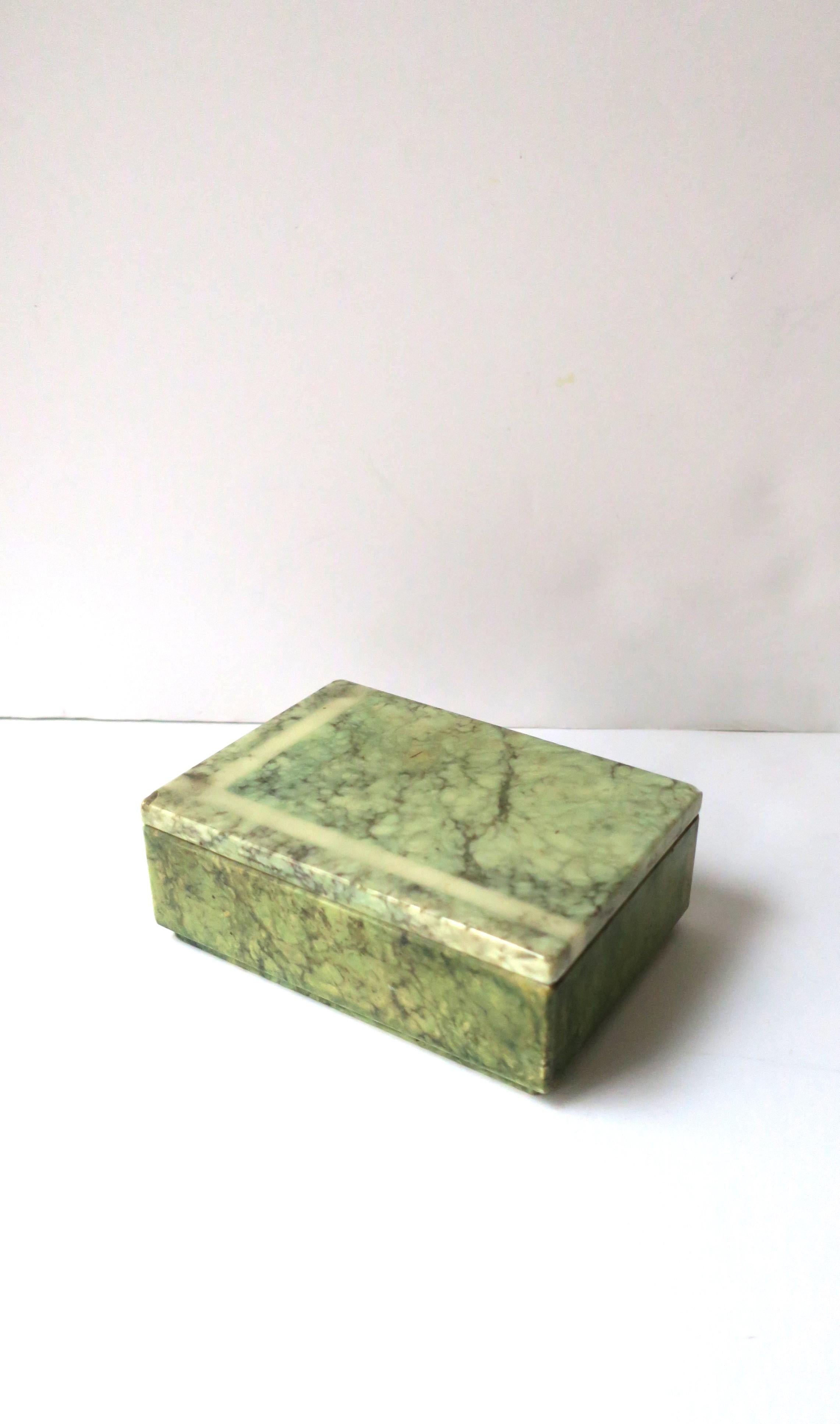 Moderne Boîte à bijoux ou boîte décorative italienne en marbre d'albâtre vert, vers les années 1970 en vente