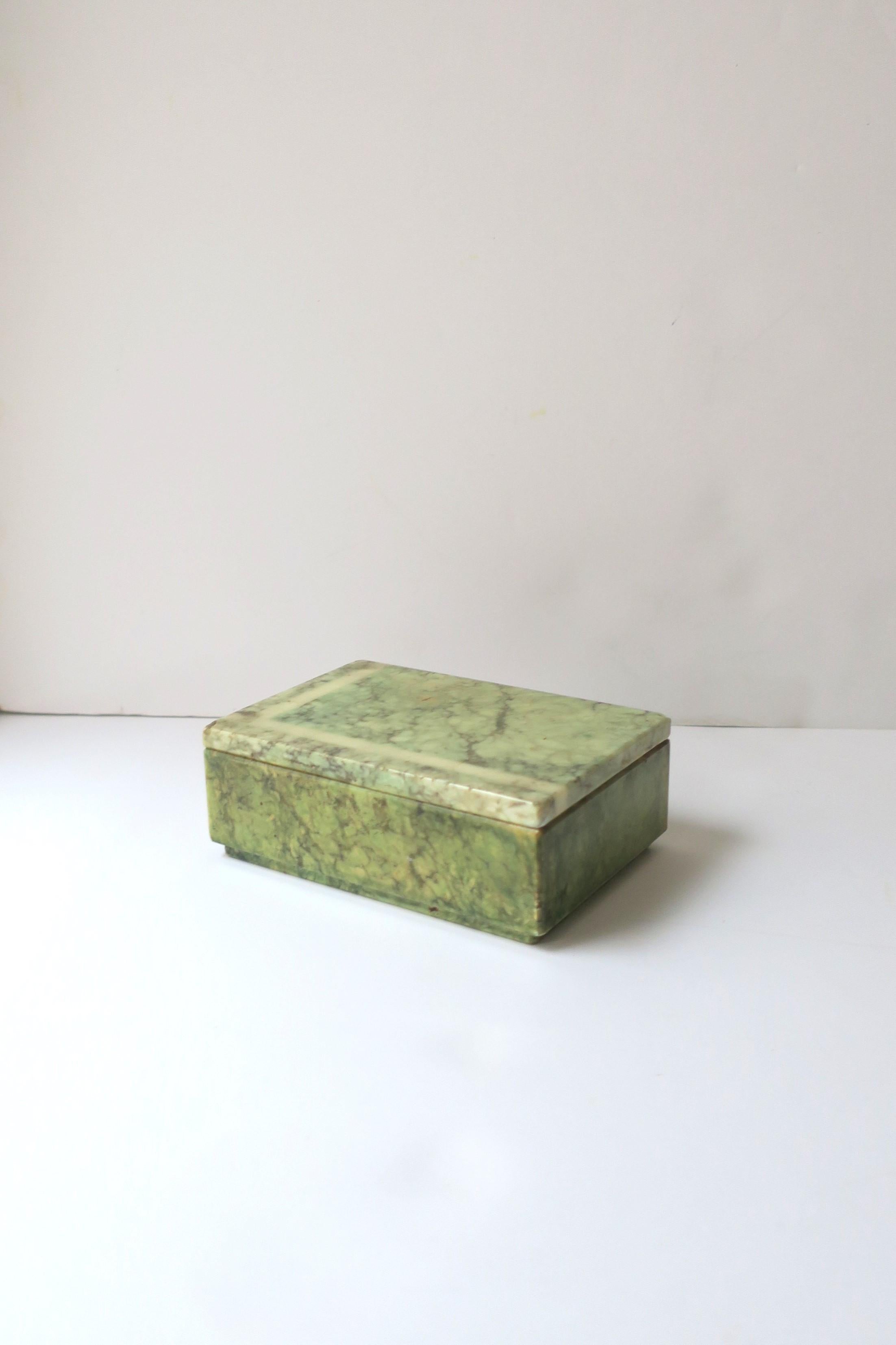 Teint Boîte à bijoux ou boîte décorative italienne en marbre d'albâtre vert, vers les années 1970 en vente