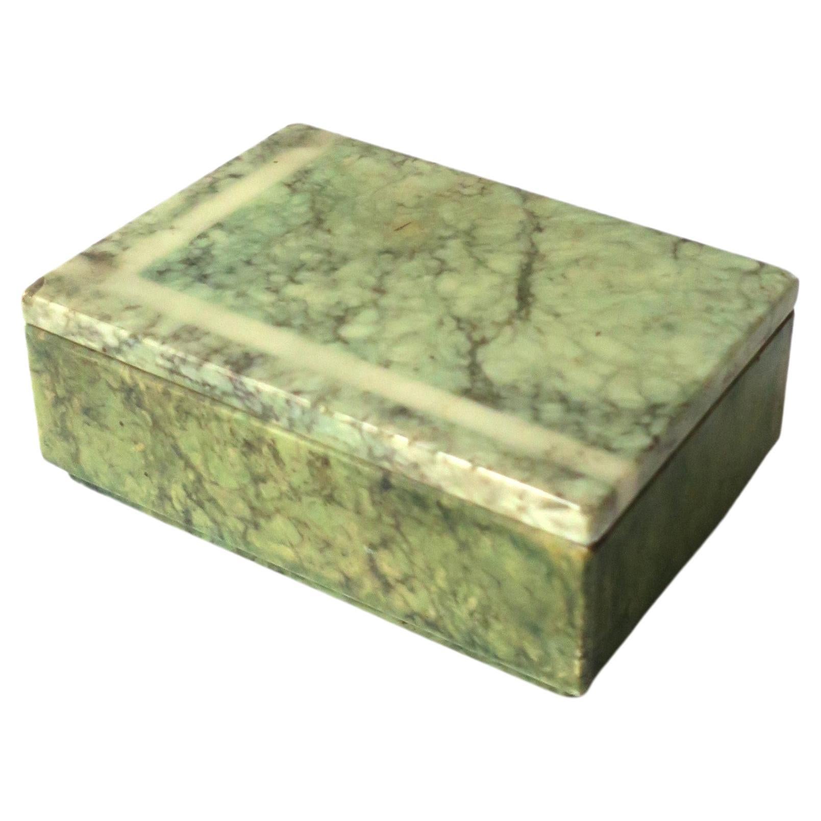 Boîte à bijoux ou boîte décorative italienne en marbre d'albâtre vert, vers les années 1970 Bon état - En vente à New York, NY
