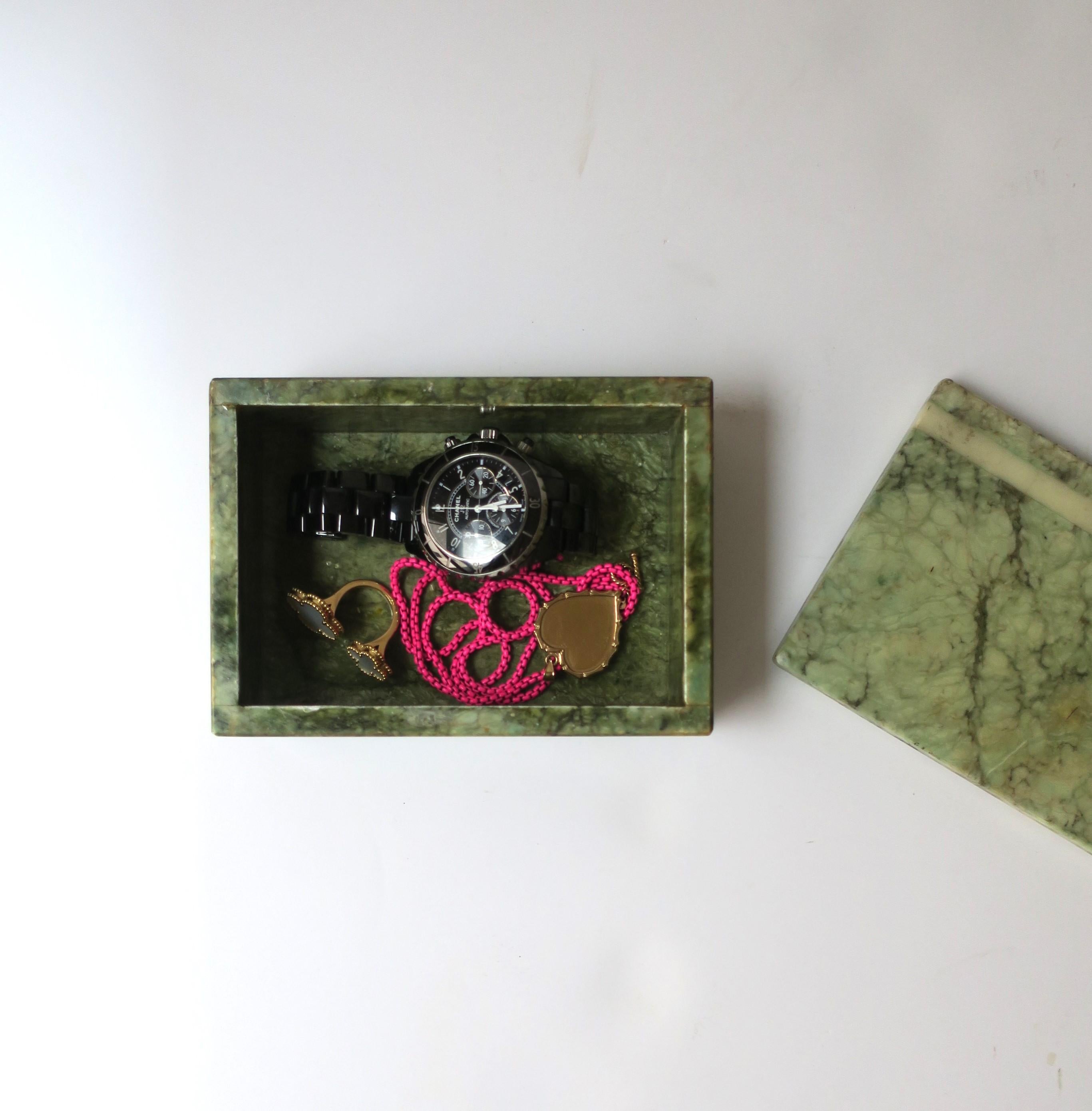 Boîte à bijoux ou boîte décorative italienne en marbre d'albâtre vert, vers les années 1970 en vente 2