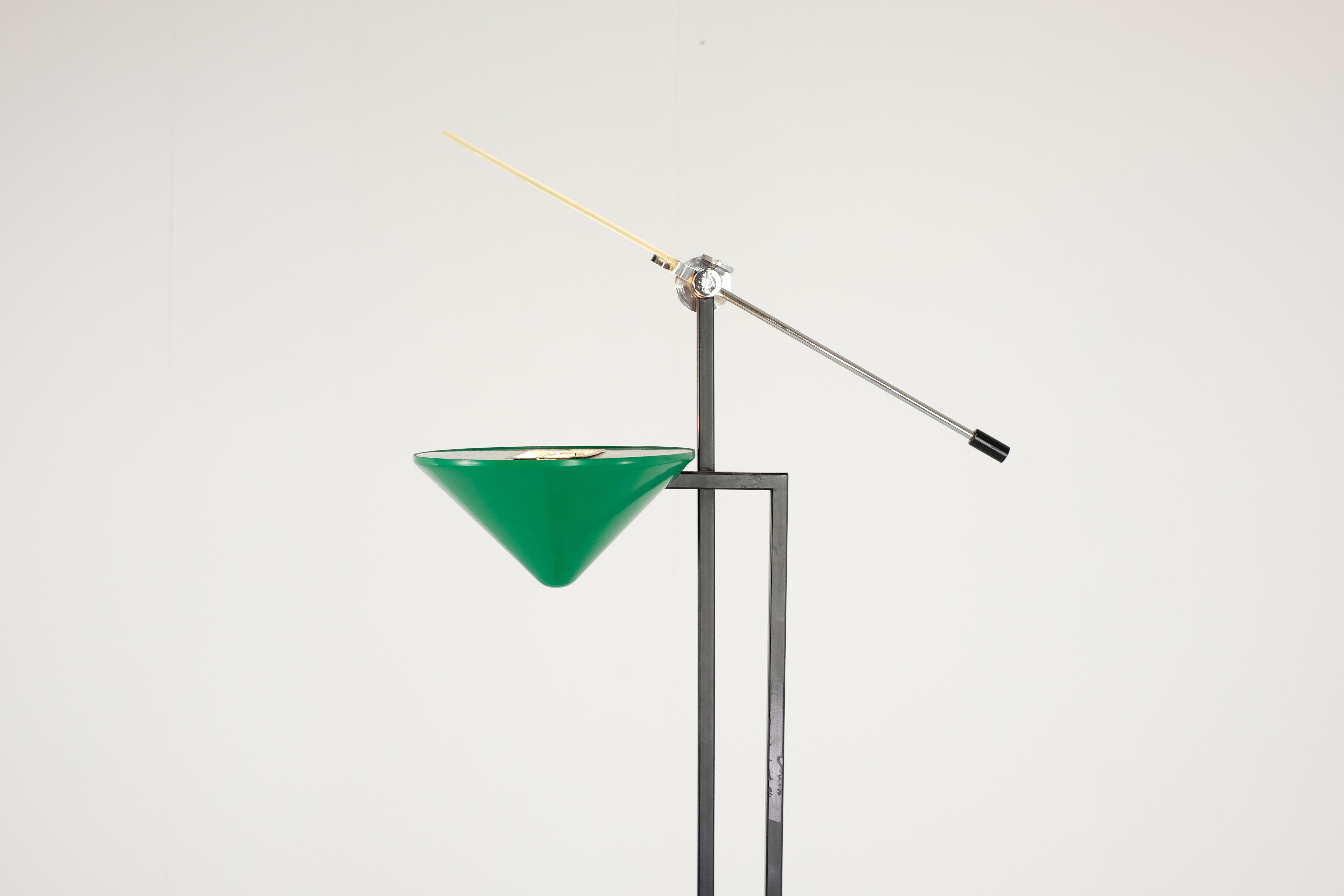 Italienische grüne und schwarze Stehlampe - 1970er Jahre (Moderne der Mitte des Jahrhunderts) im Angebot