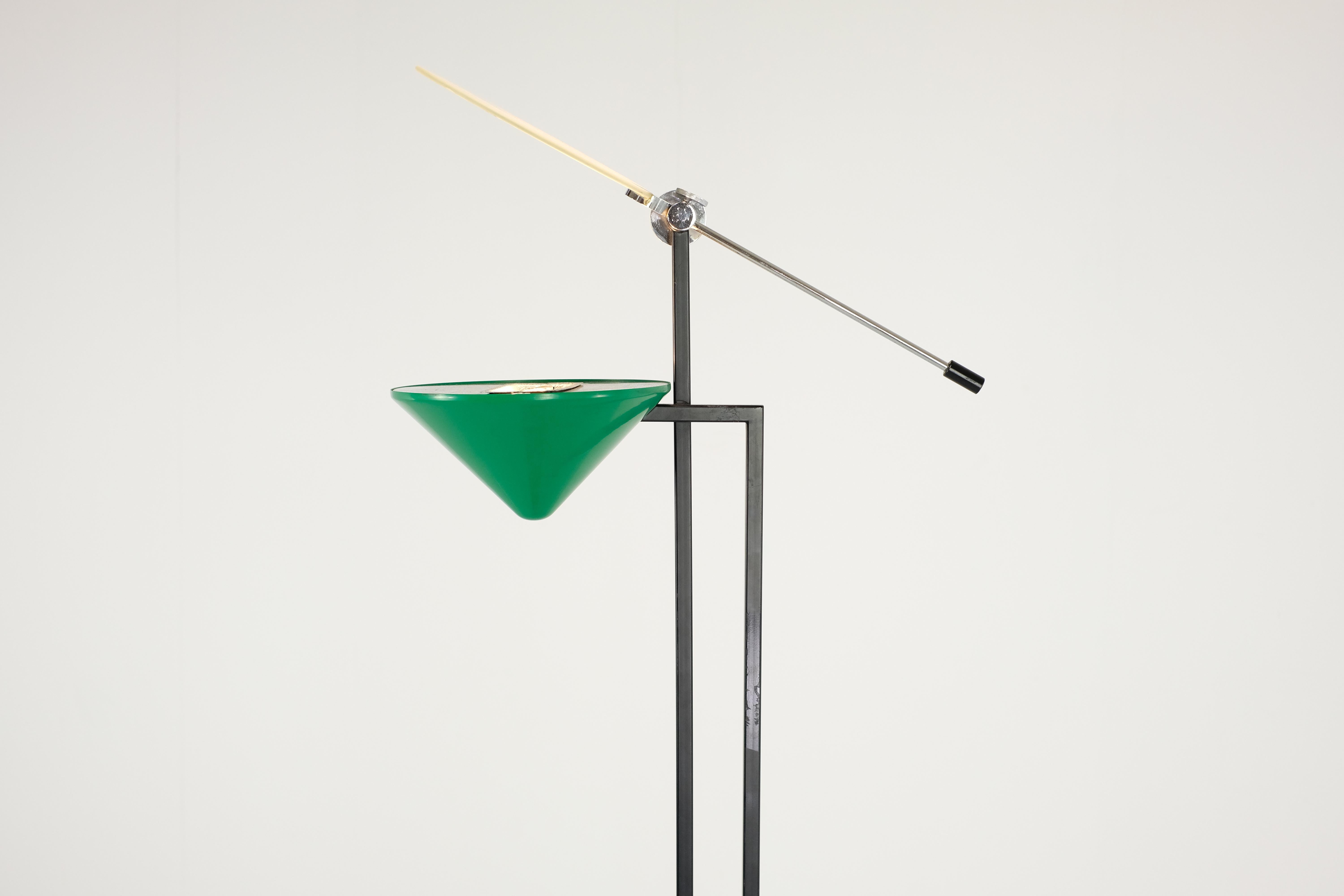 Italienische grüne und schwarze Stehlampe - 1970er Jahre im Zustand „Gut“ im Angebot in Uccle, Bruxelles