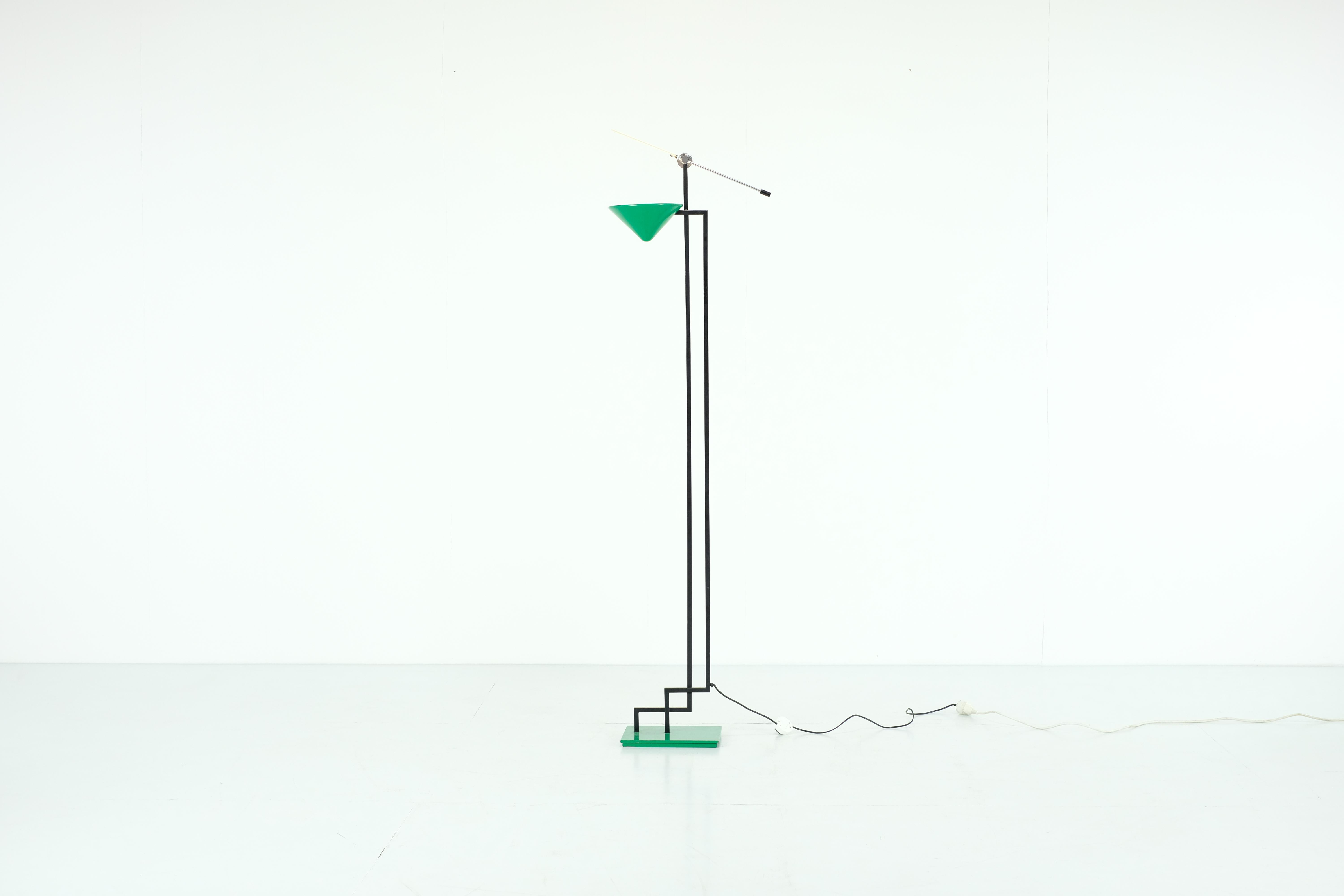 Italienische grüne und schwarze Stehlampe - 1970er Jahre (20. Jahrhundert) im Angebot