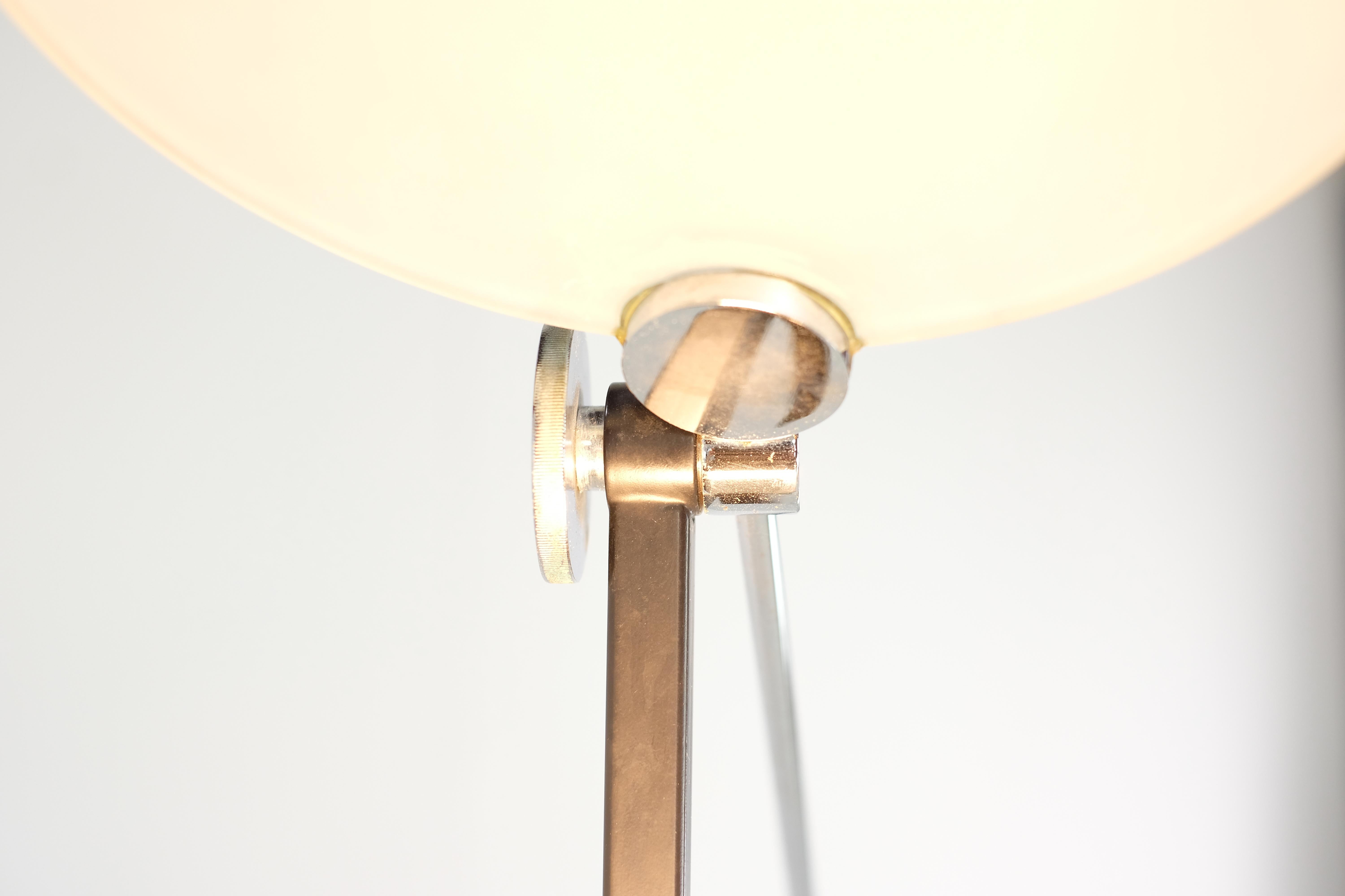 Italienische grüne und schwarze Stehlampe - 1970er Jahre im Angebot 1