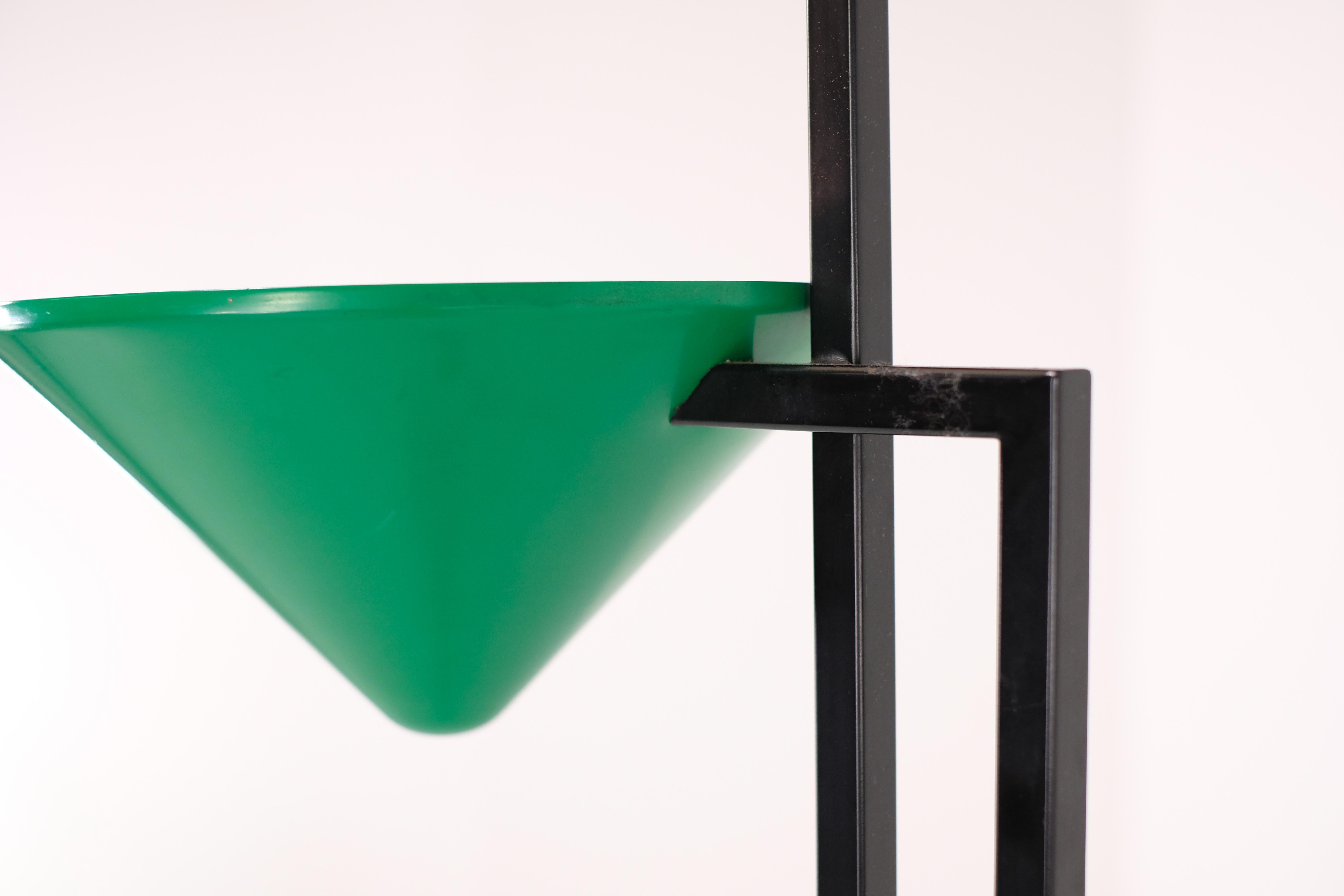 Italienische grüne und schwarze Stehlampe - 1970er Jahre im Angebot 2