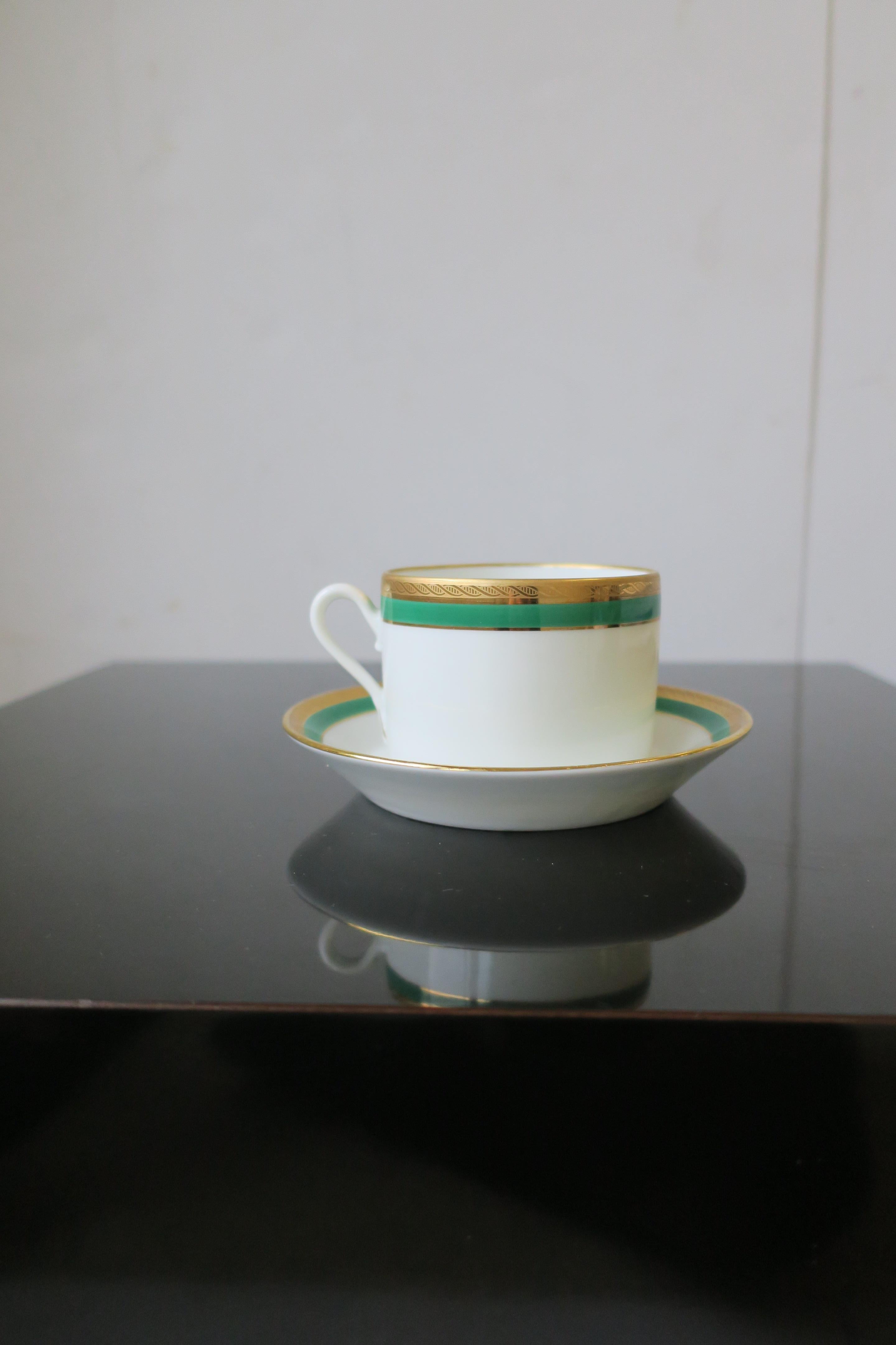 Romain classique Tasse à café ou thé italienne et soucoupe en vert et or Richard Ginori en vente