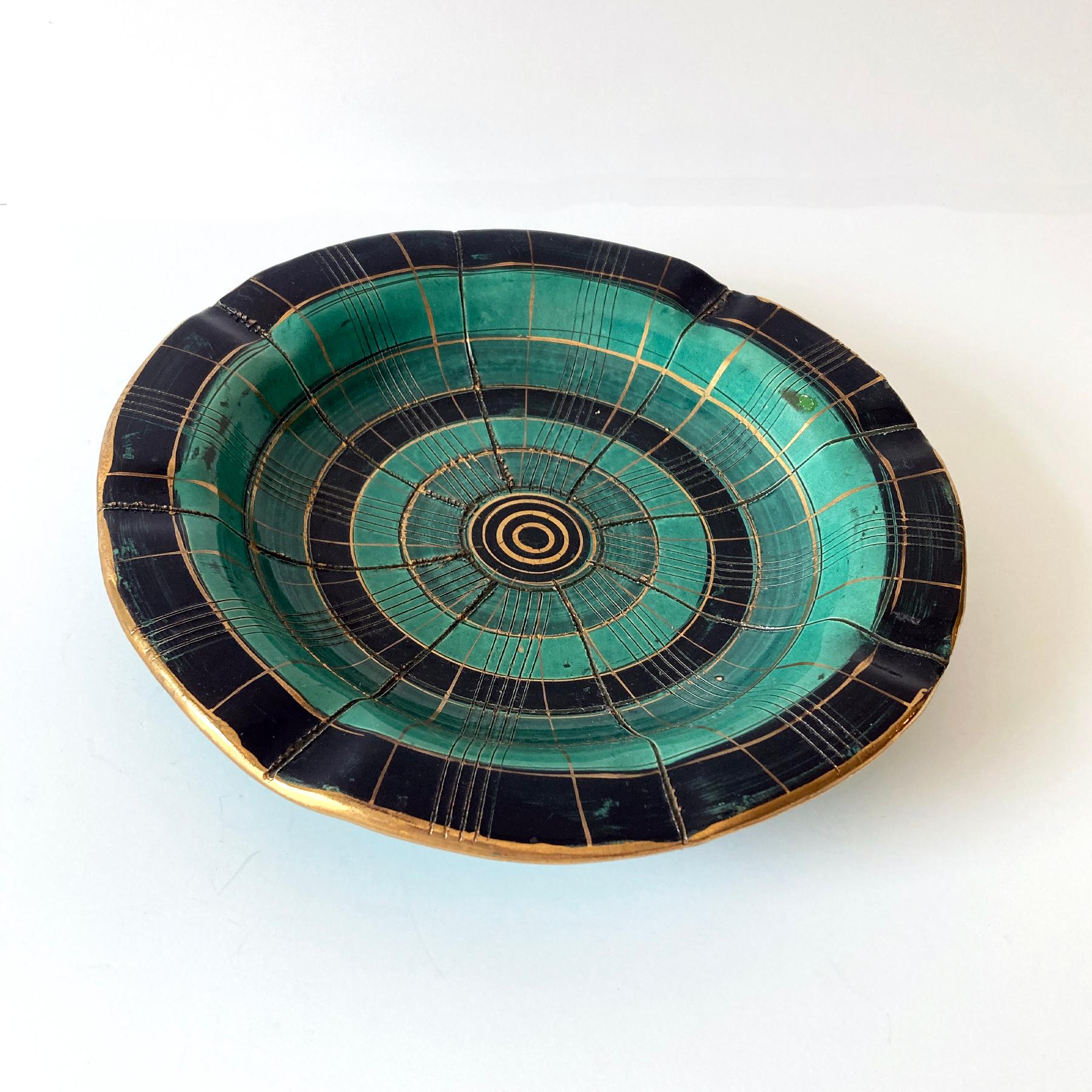 Impresionante y único poche/cenicero de vide de mediados de siglo. Los atrevidos colores verde, negro y dorado crean un diseño geométrico en esta maravillosa pieza. El tamaño es mayor que el de un cubilete normal, lo que lo convierte en una pieza
