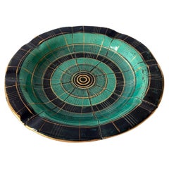 Plato centro de mesa geométrico italiano verde y dorado Vide Poche Mediados de siglo 1960