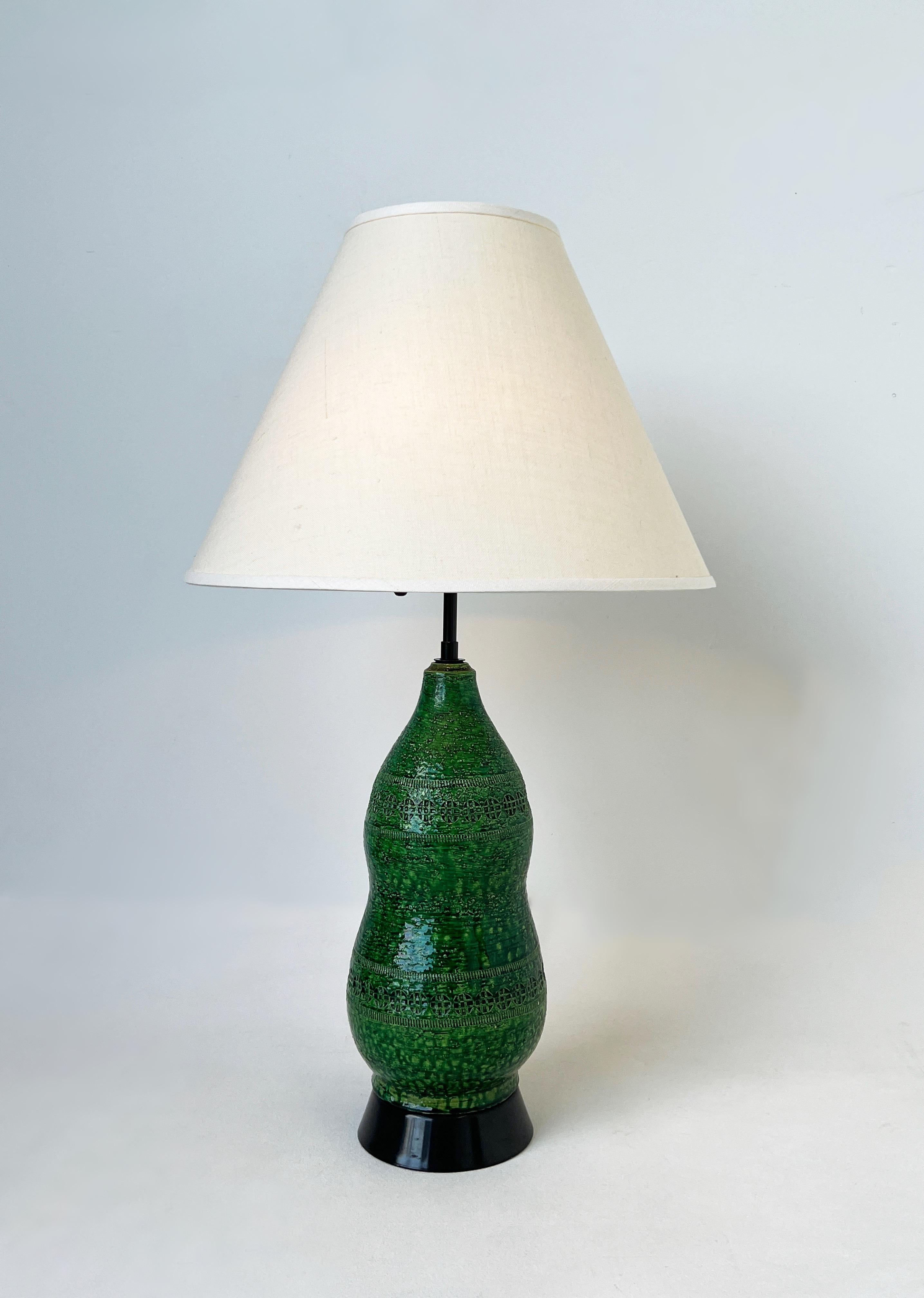 1970’s Italian green ceramic and black lacquered table lamp, design by Bitossi. 
Newly rewired with new hardware and vanilla linen shade. 
It takes two regular Edison 75w max bulbs. 
Measurements with shade: 18” diameter, 30” high, 7” diameter
