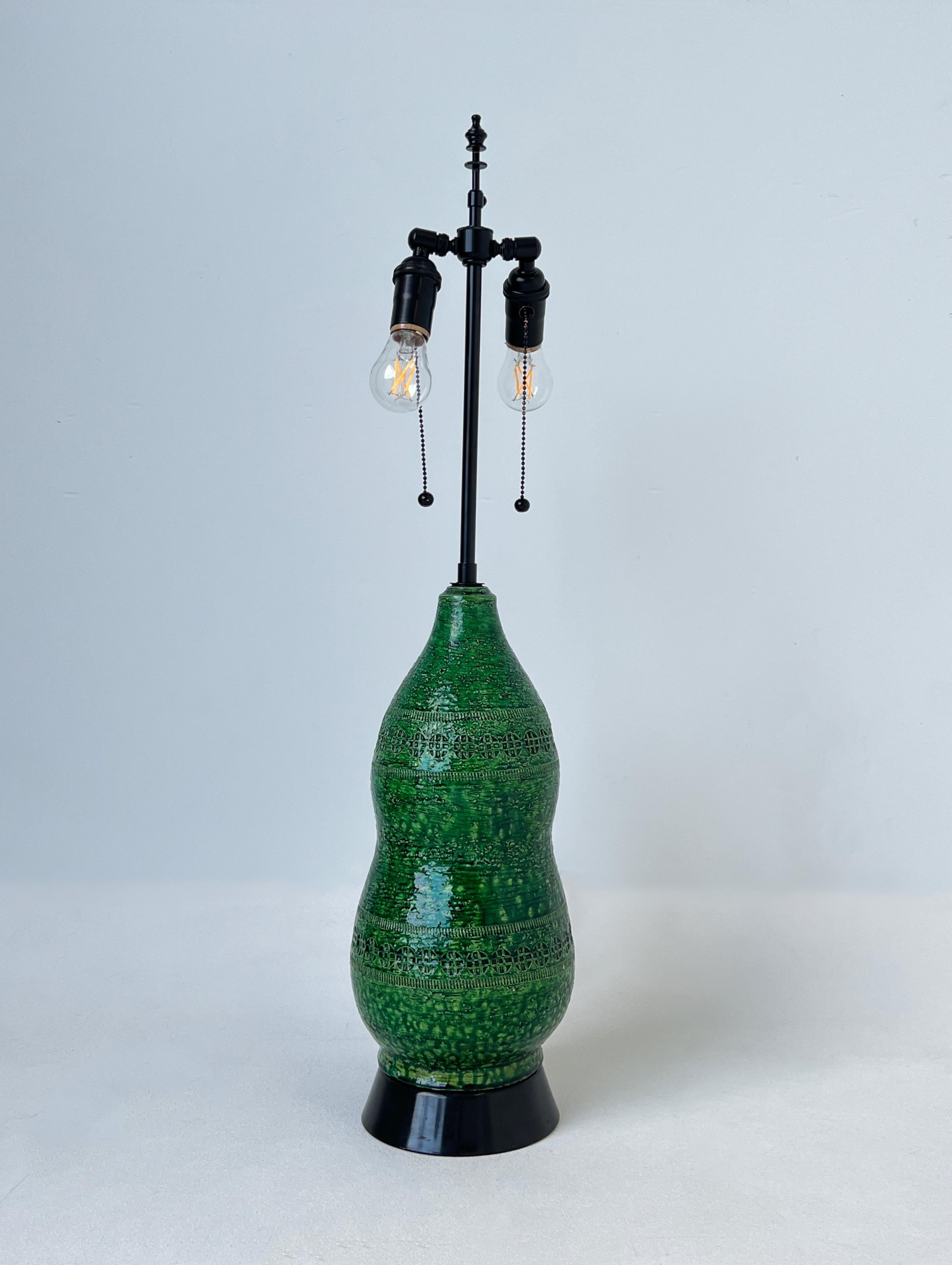 Italian Green Ceramic and Black Lacquered Table Lamp by Bitossi  In Good Condition In Palm Springs, CA