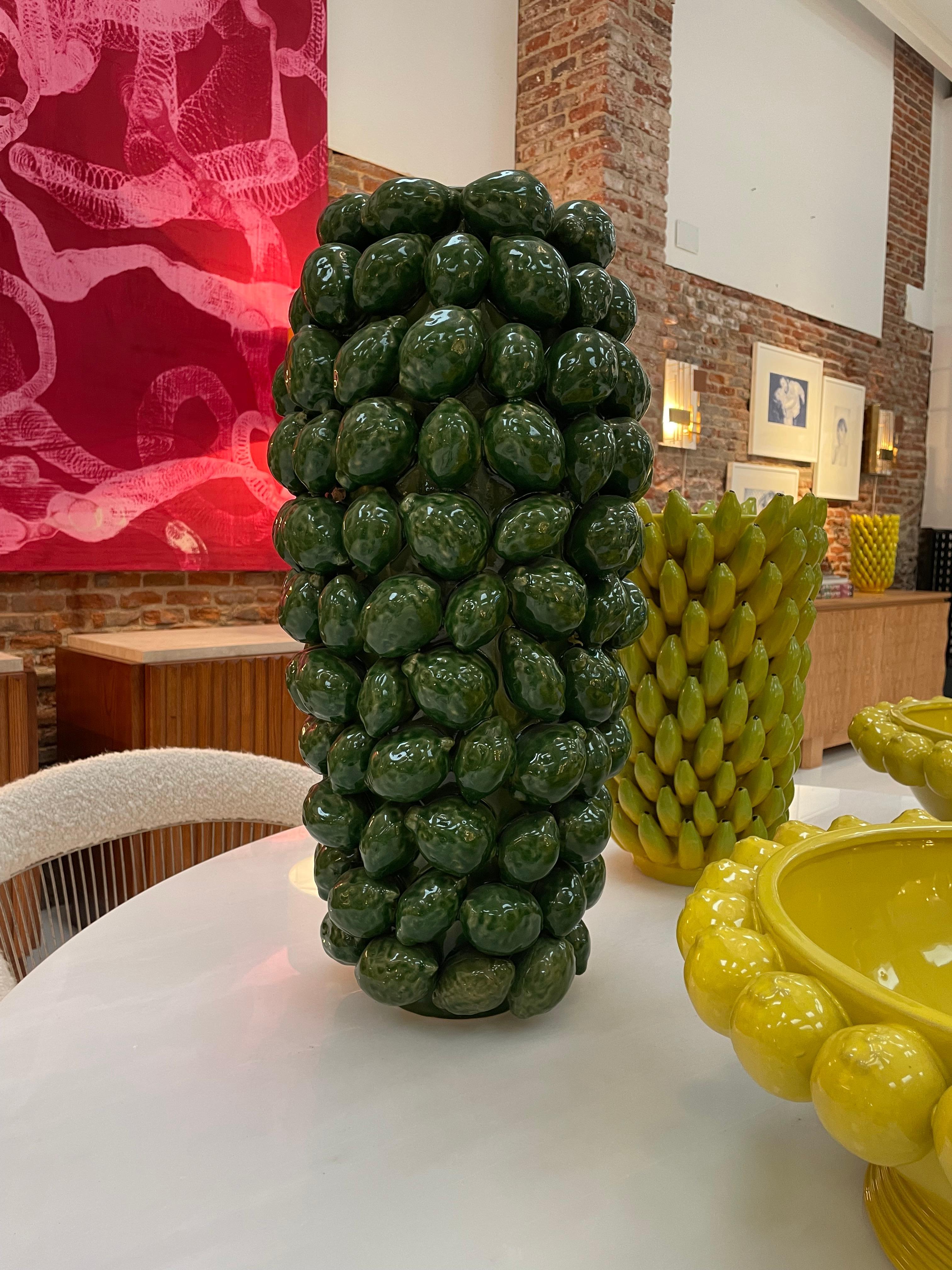 Vaso italiano in ceramica verde con motivi di frutta in vendita 3