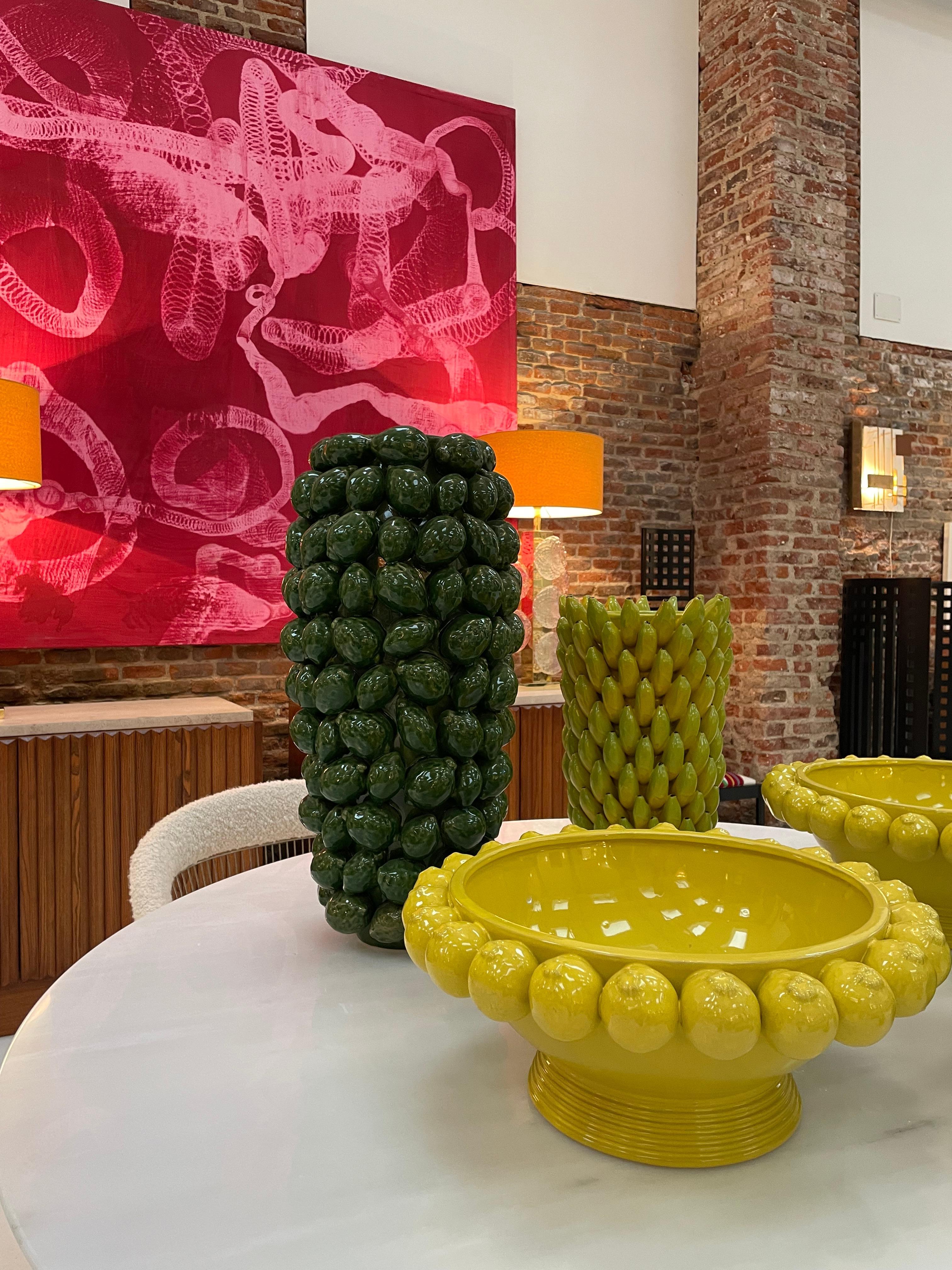 Vaso italiano in ceramica verde con motivi di frutta in vendita 4