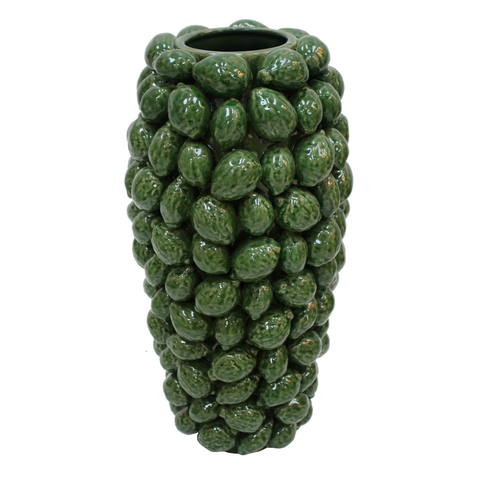 Questo vaso artigianale in ceramica verde smaltata mostra i tradizionali motivi a calce ispirati all'Italia meridionale. Ogni pezzo è realizzato in modo meticoloso e riflette il ricco patrimonio artistico e artigianale della regione. Ideale per i